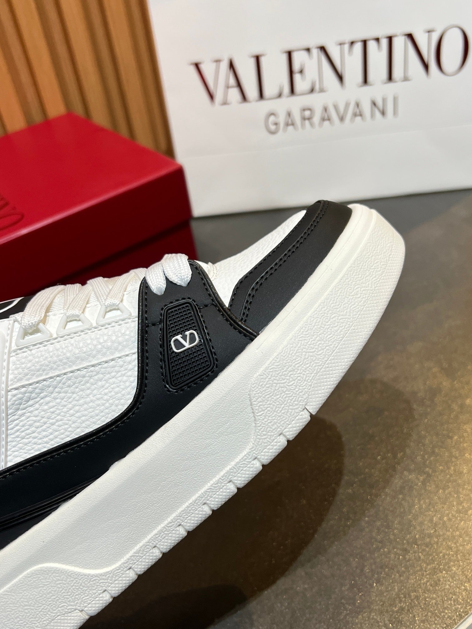 VT 25S Couple Sneakers Black White Calfskin 563120