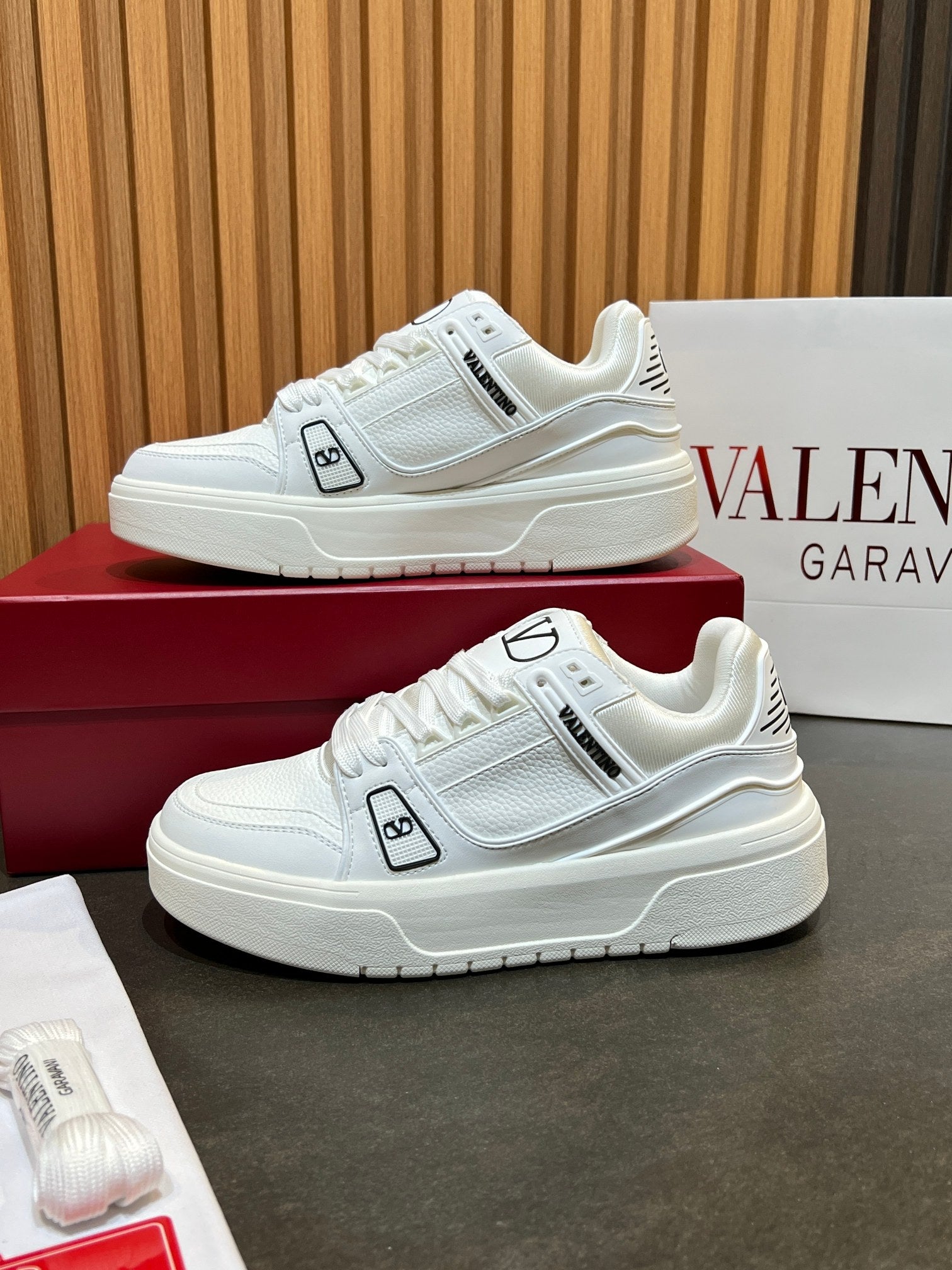VT 25S Couple Sneakers White Calfskin 563122