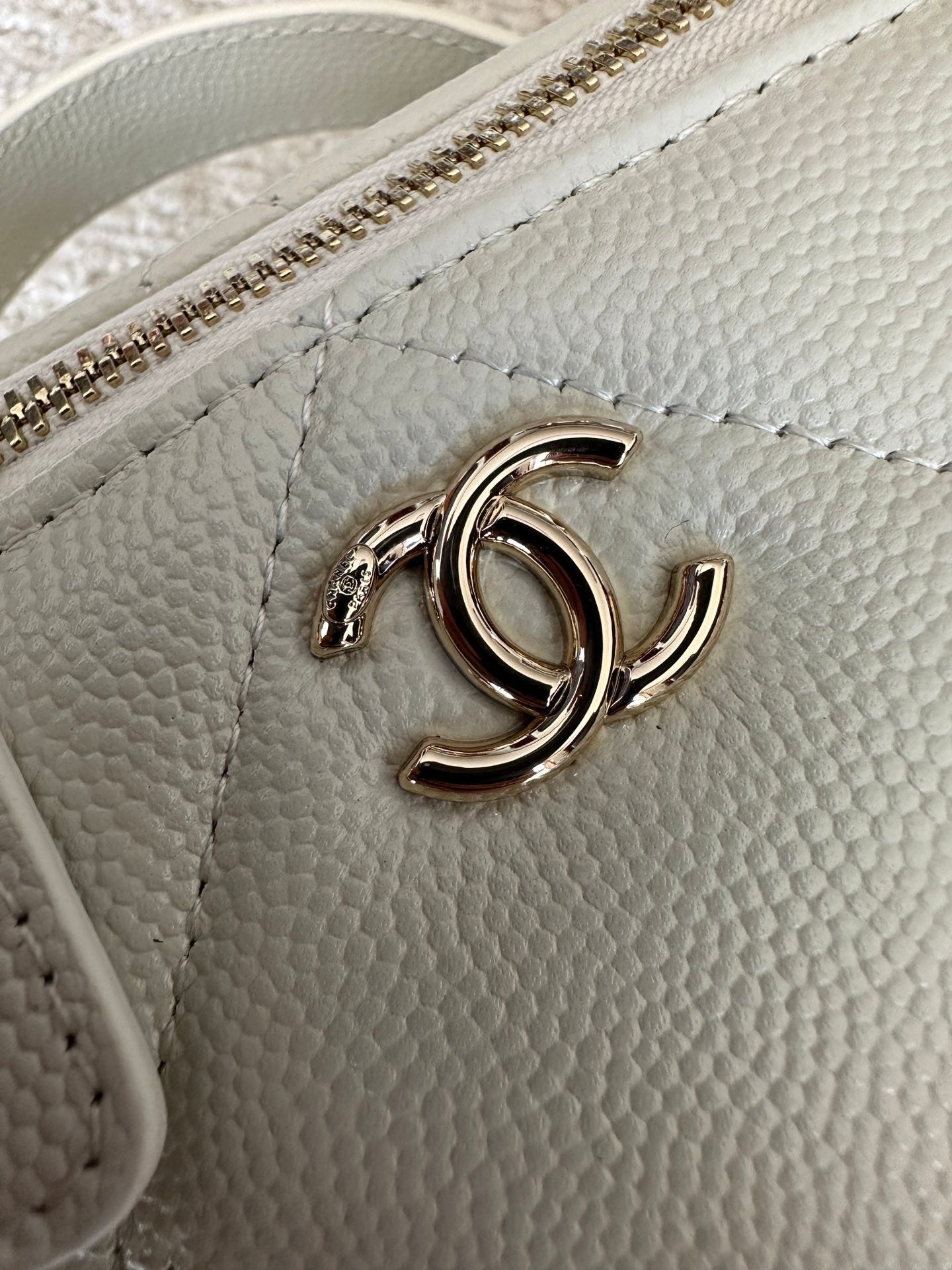Chanel 2025 Vanity 17cm Bag White Caviar Leather 320299