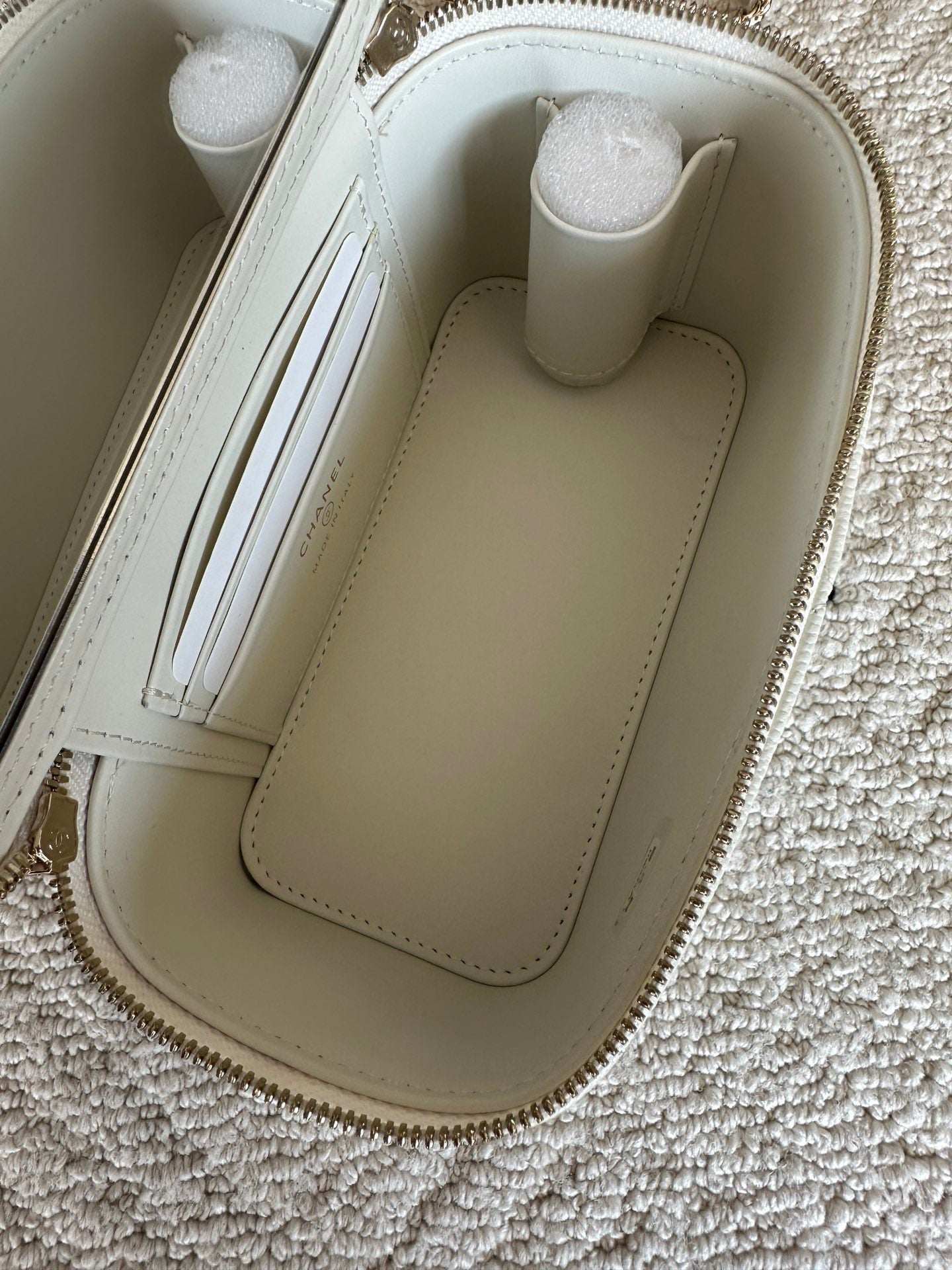 Chanel 2025 Vanity 17cm Bag White Caviar Leather 320299