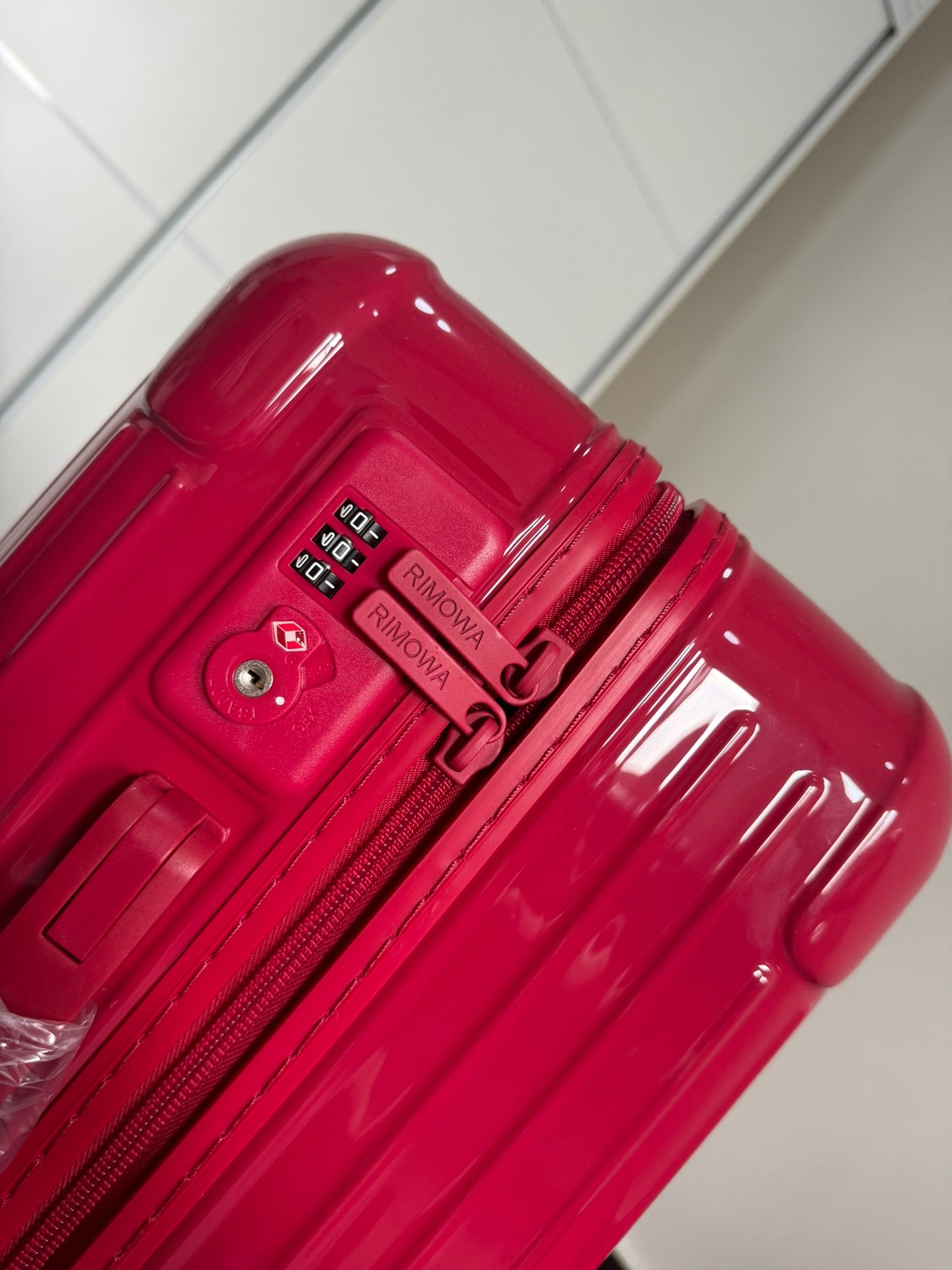 Rimowa 2025 Essential Suitcase Tree Rose Polycarbonate 274088