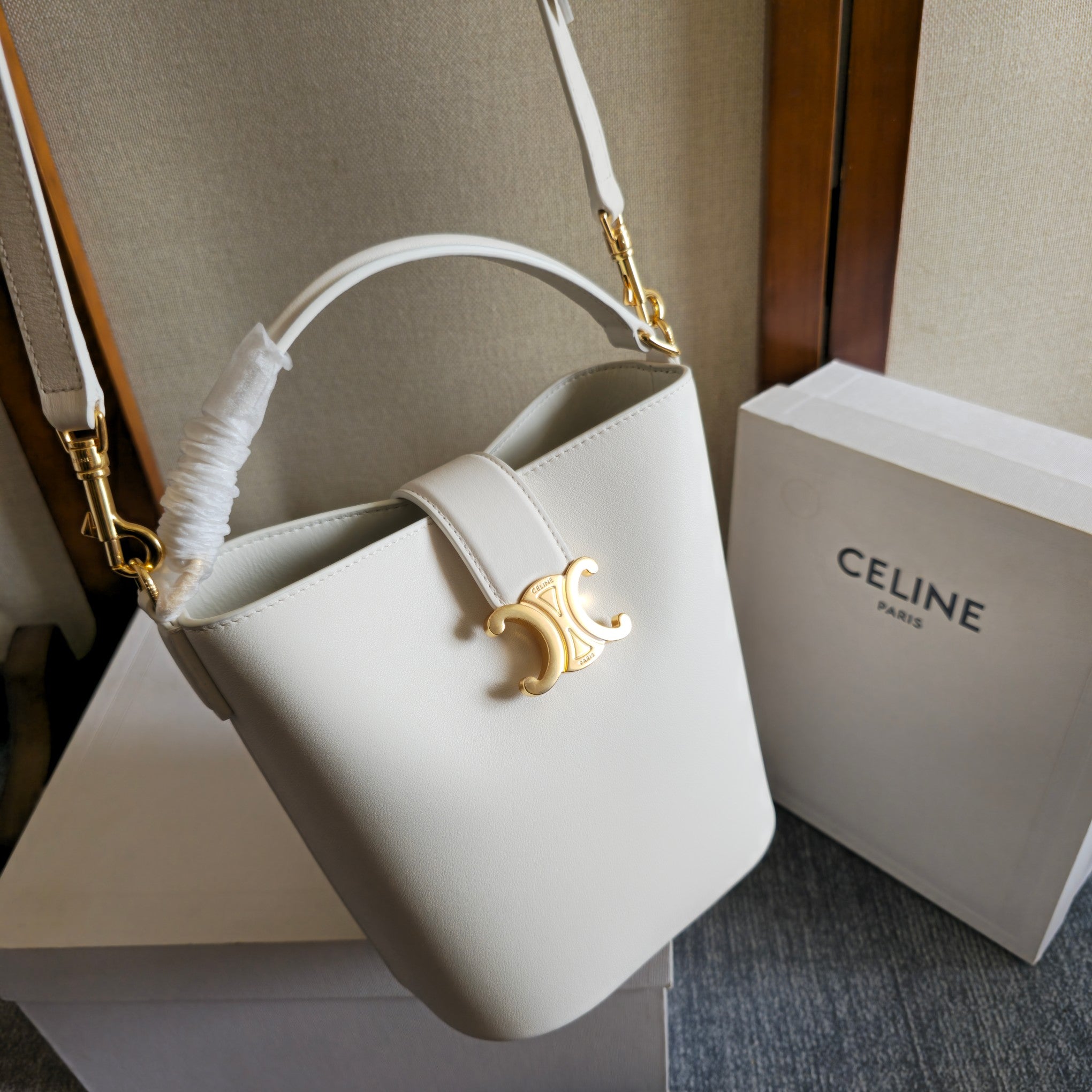 Celine 2025 Bucket Louise Bag 19cm White Calfskin 276312