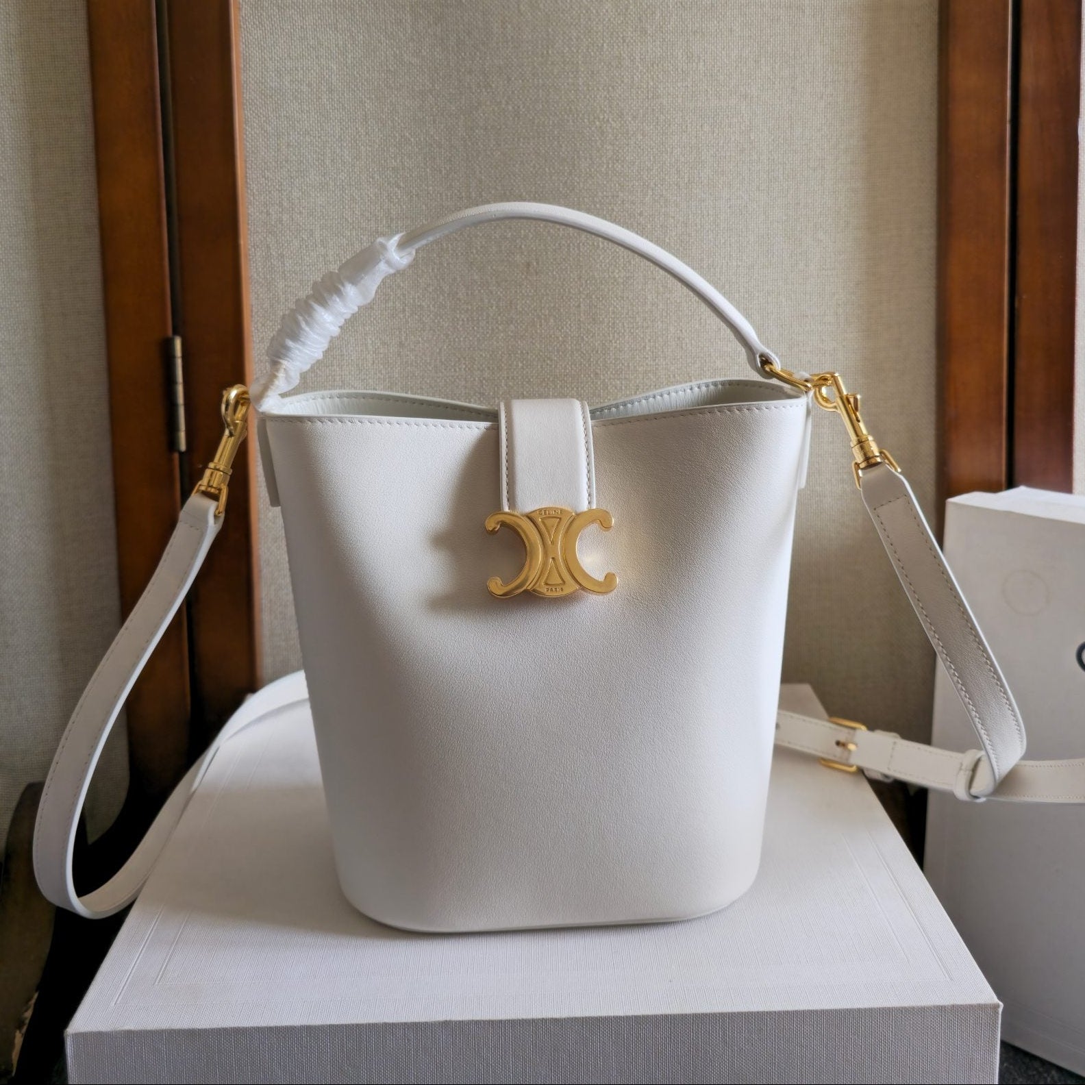 Celine 2025 Bucket Louise Bag 19cm White Calfskin 276312