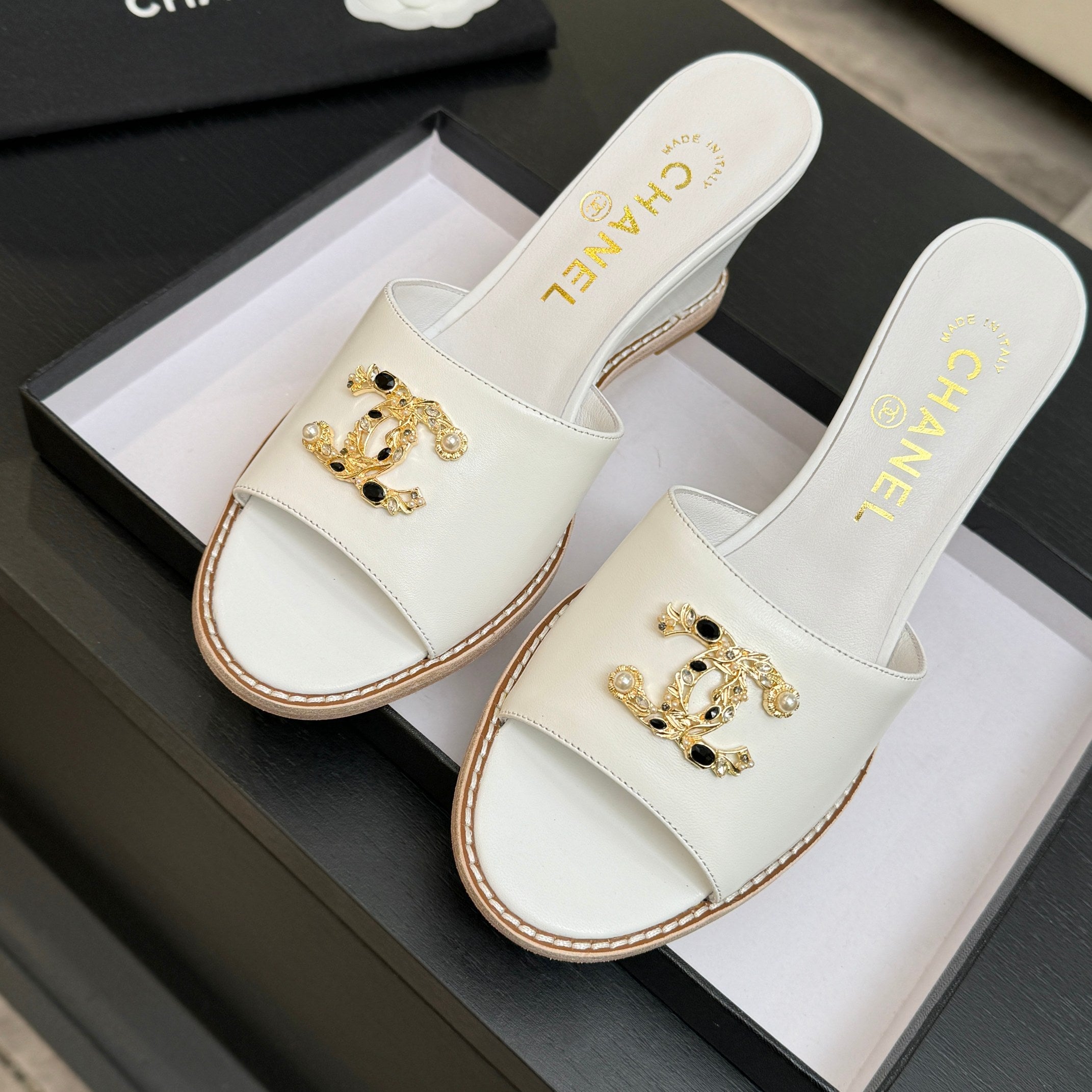 CC 2026 Wedge Sandals 65 White Lambskin Gold Black Logo 667763
