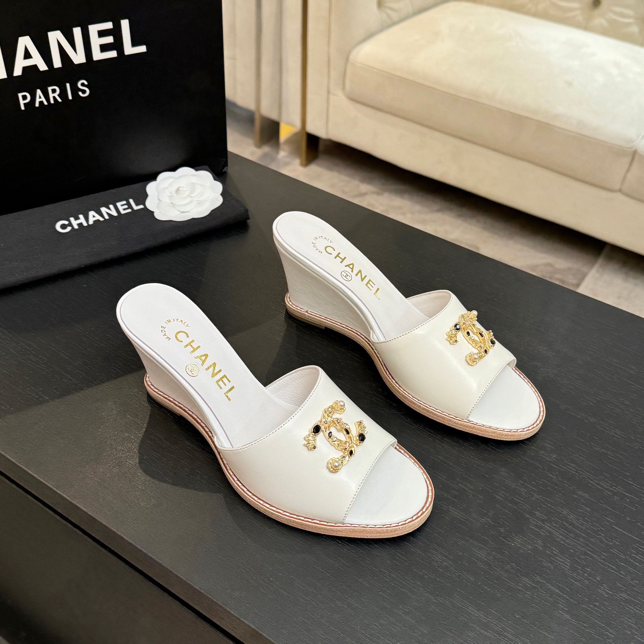 CC 2026 Wedge Sandals 65 White Lambskin Gold Black Logo 667763