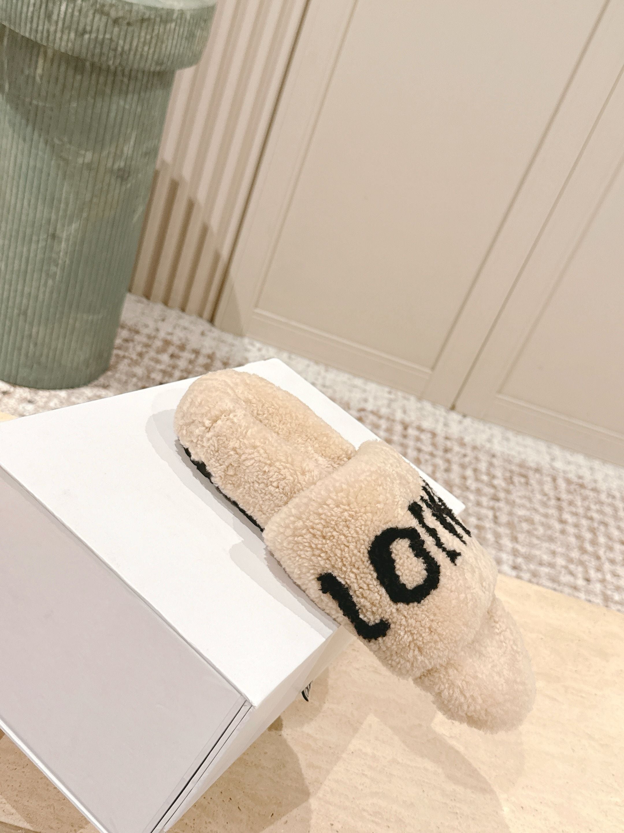 Loewe 2025 Fur Slipper Beige Black Wool 556015