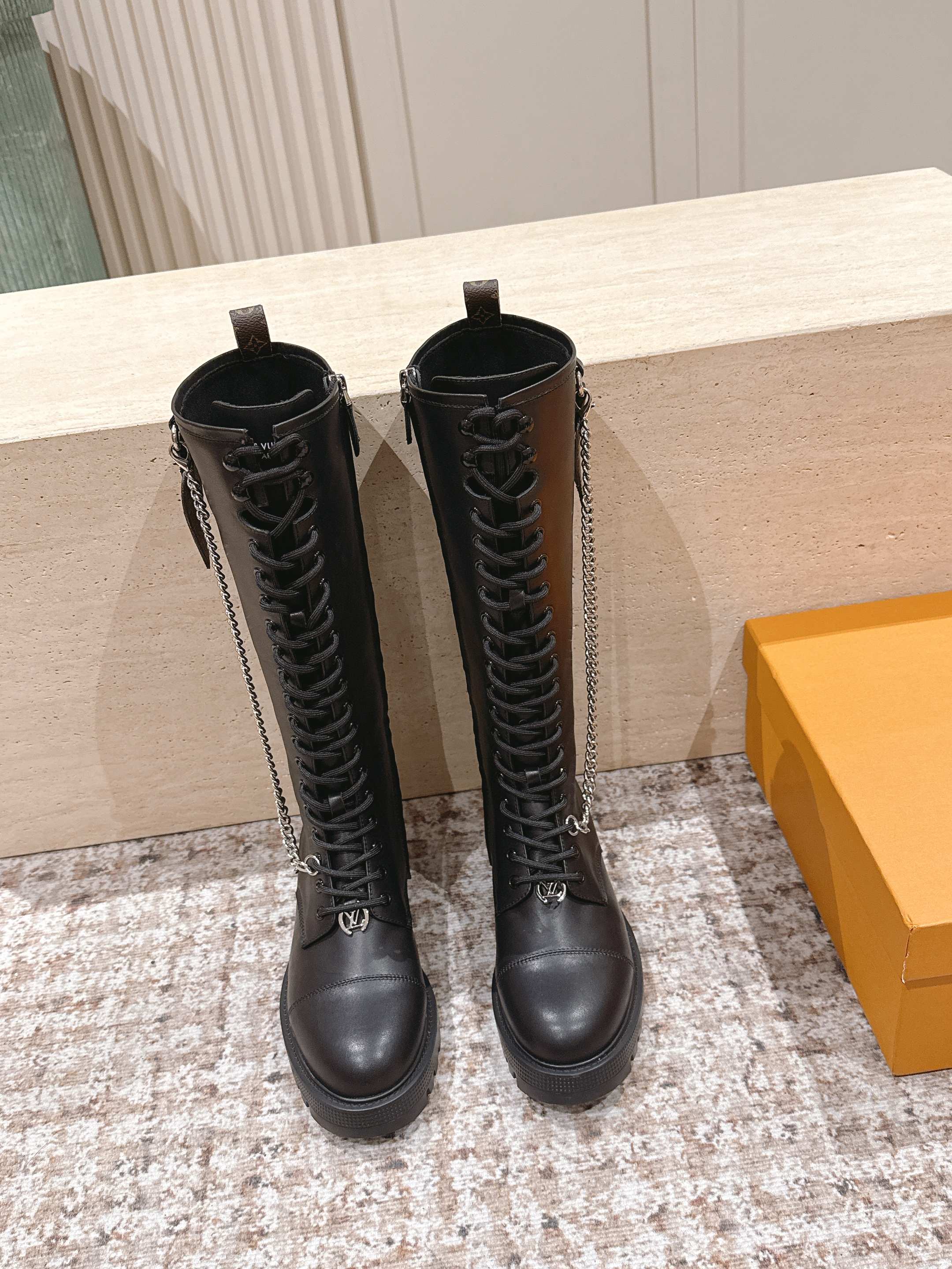 LV 25 Martin Boots Black Cowhide 576913