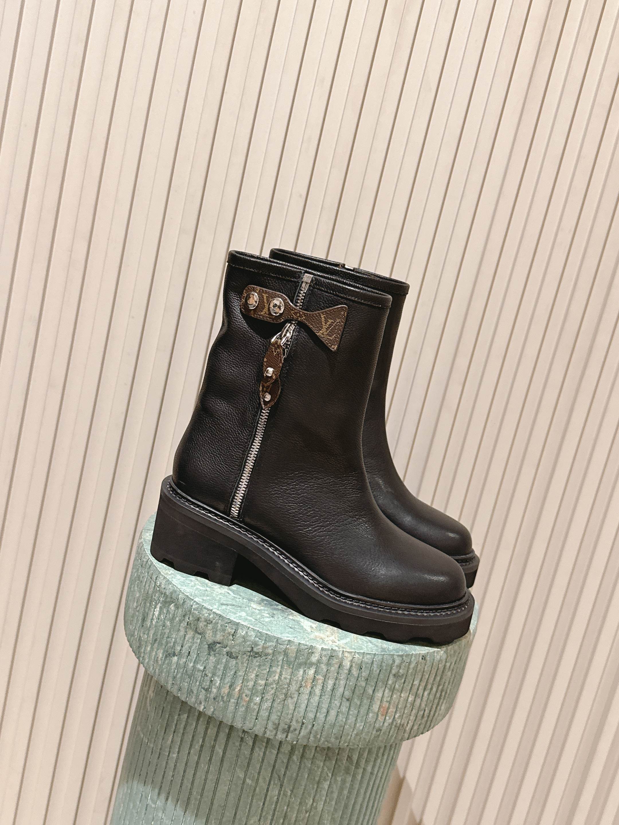 LV 25 Ankle Boots Black Cowhide 576918
