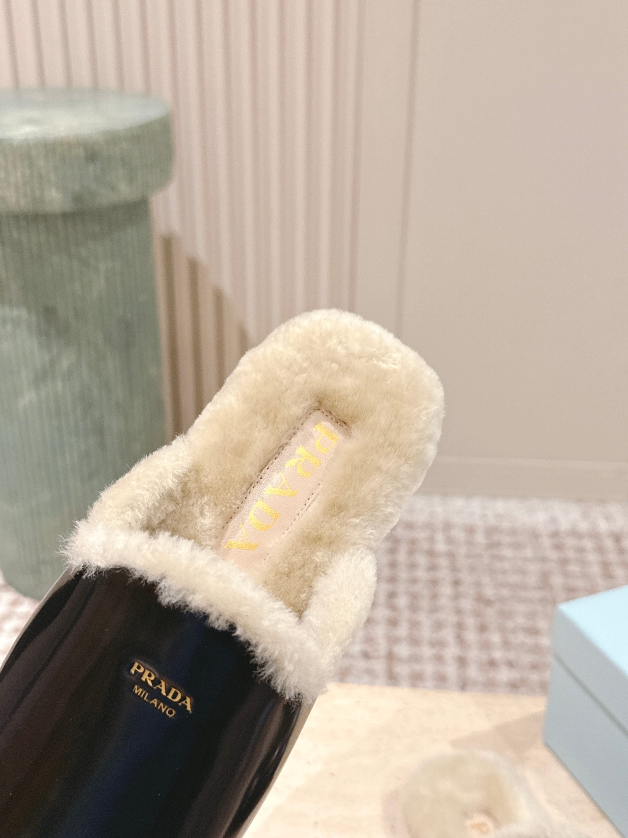 Pra 2025 Mule Black Beige Cowhide Wool 556281