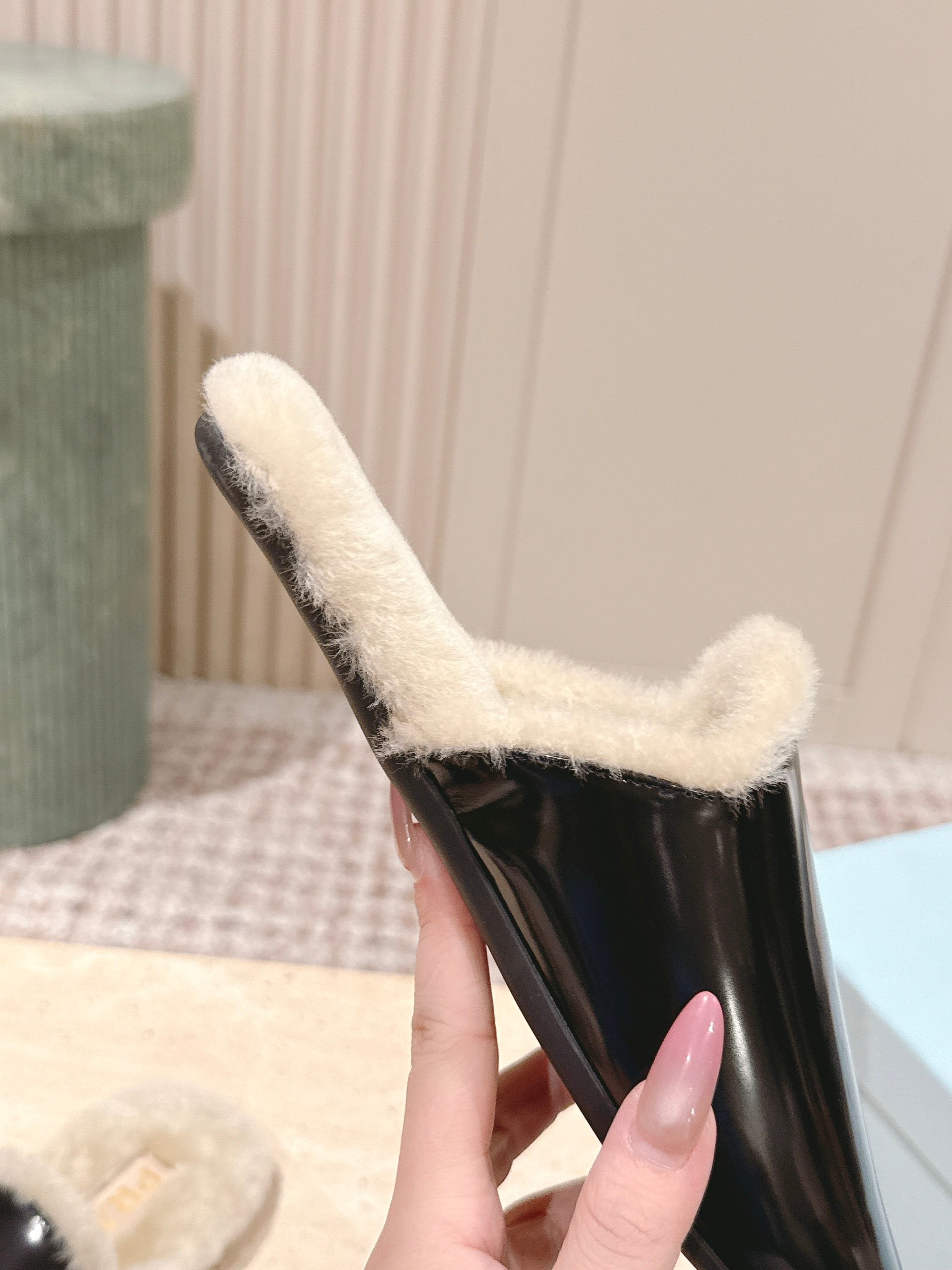 Pra 2025 Mule Black Beige Cowhide Wool 556281