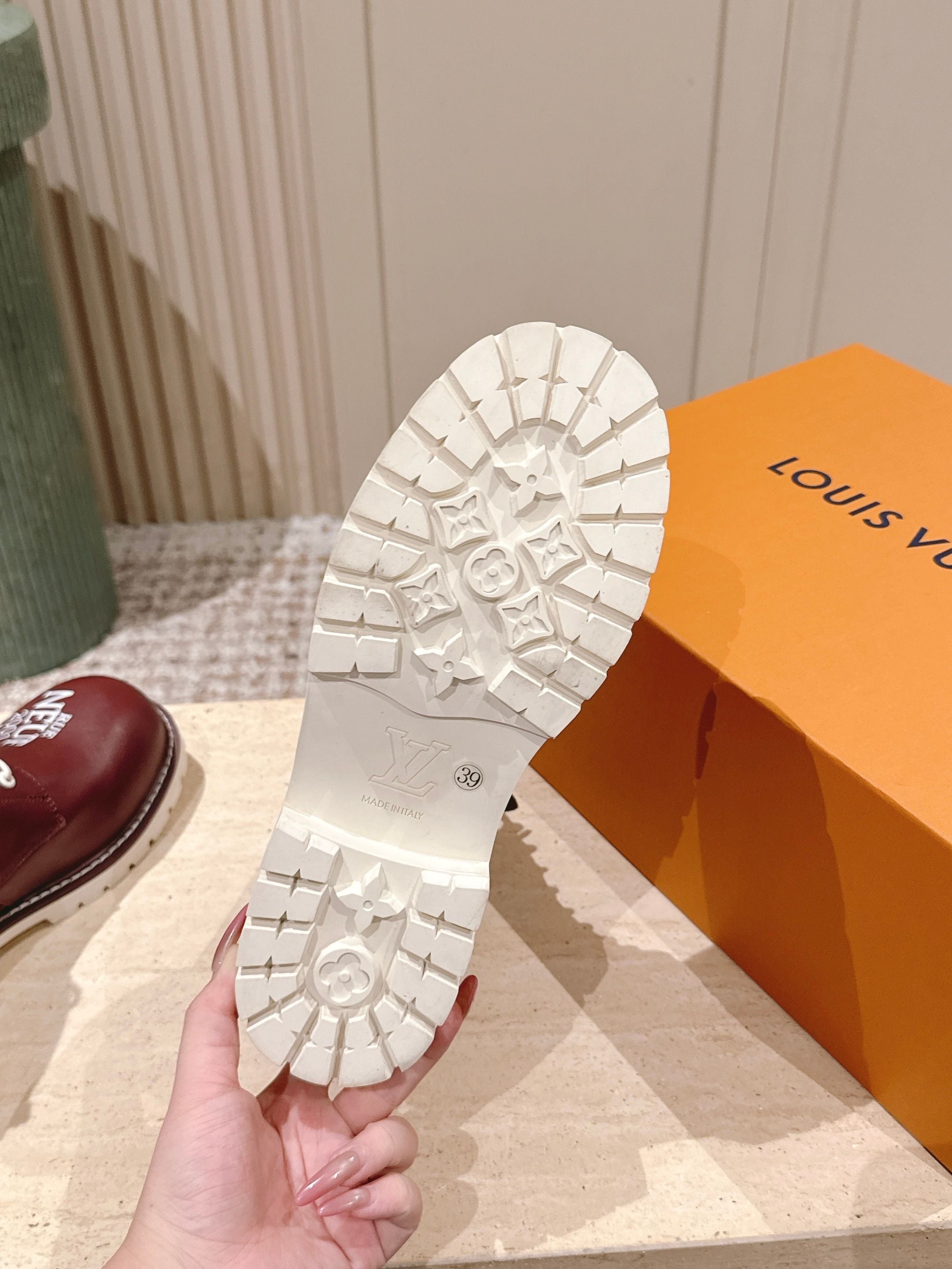 LV 25 Short Boots White Black Cowhide 576920