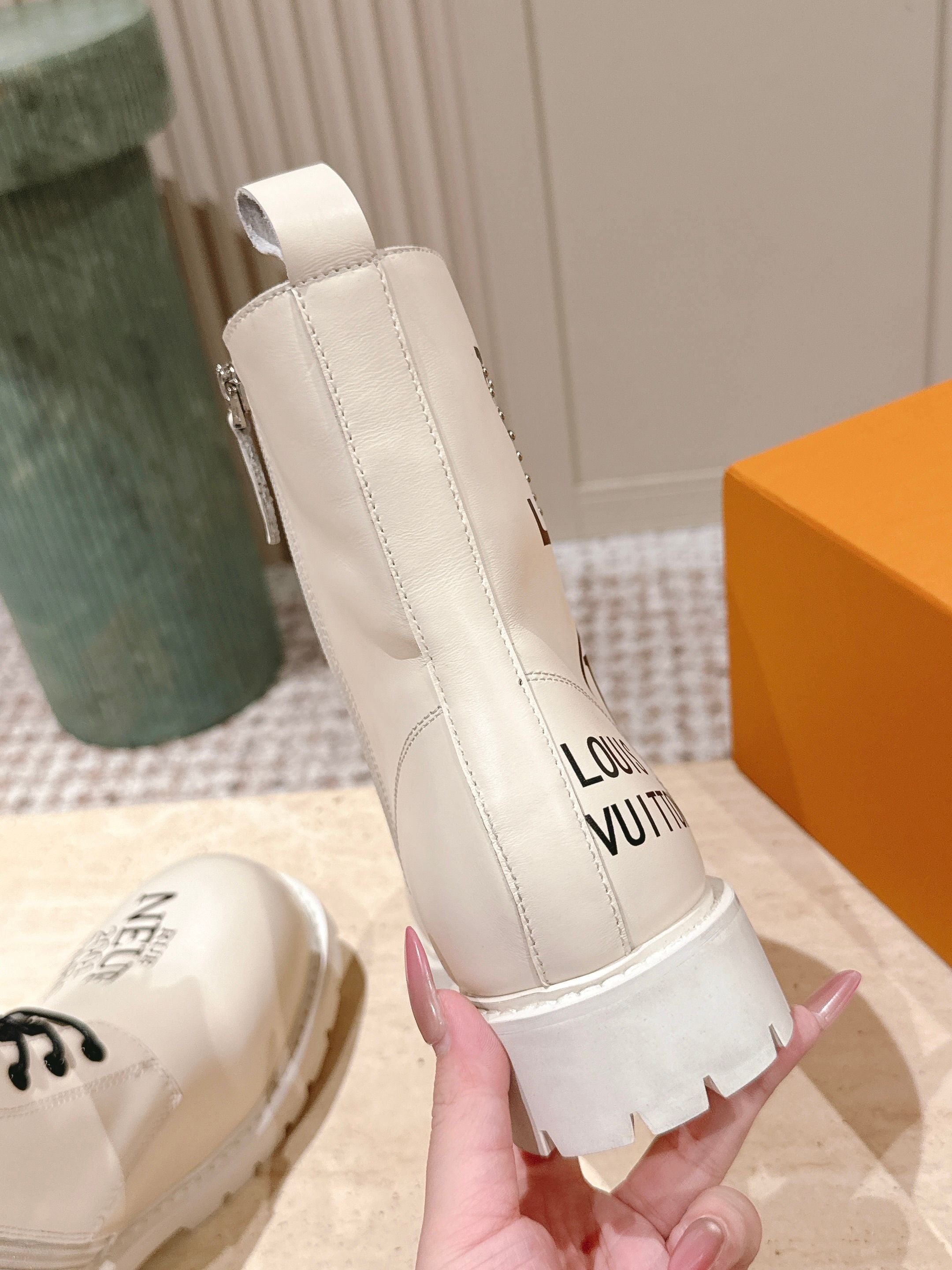 LV 25 Short Boots White Black Cowhide 576920