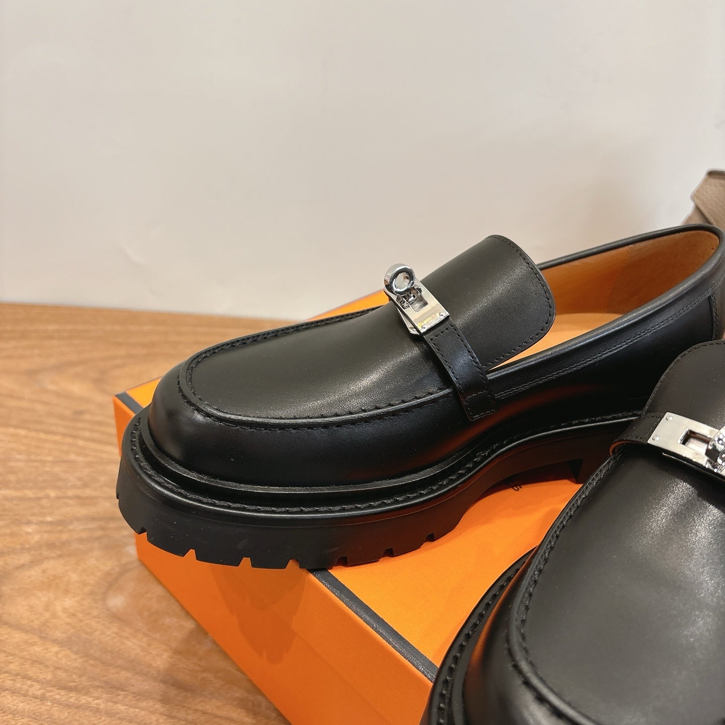 HM 26ss Loafers Black Calfskin Sliver Buckle 638428