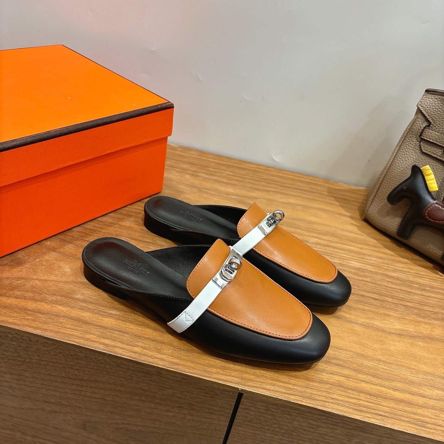 HM 26ss Mule Black Brown Calfskin Sliver Buckle 638467