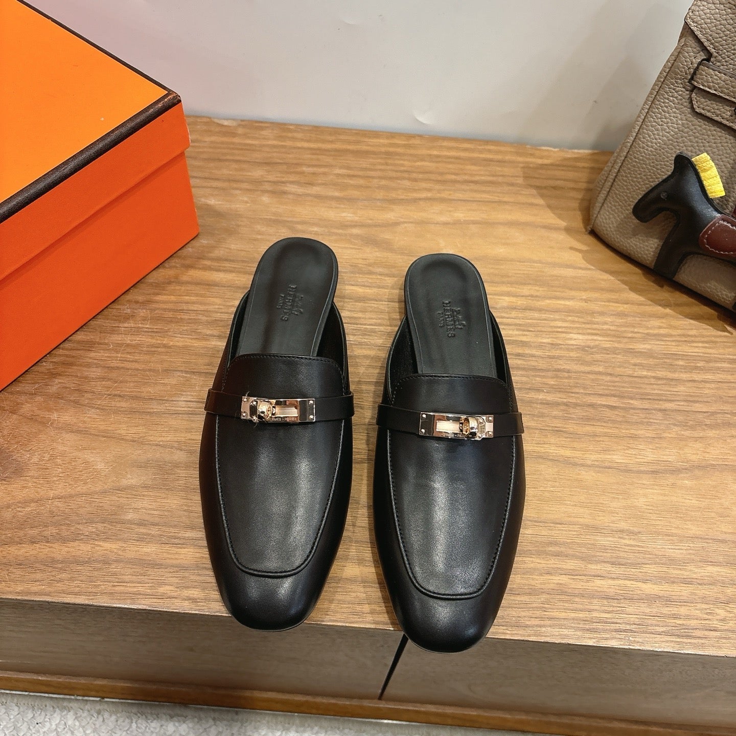 HM 26ss Mule Black Calfskin Gold Buckle 638469