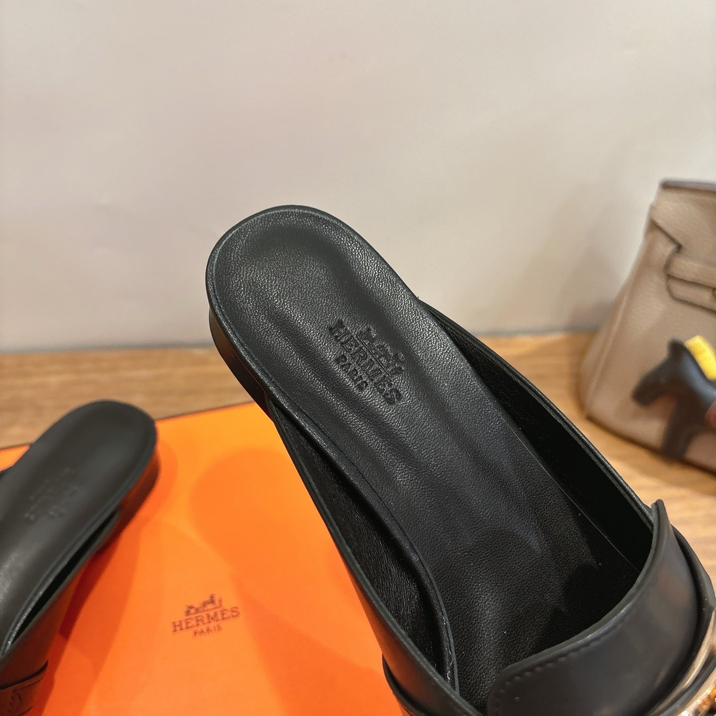 HM 26ss Mule Black Calfskin Gold Buckle 638469