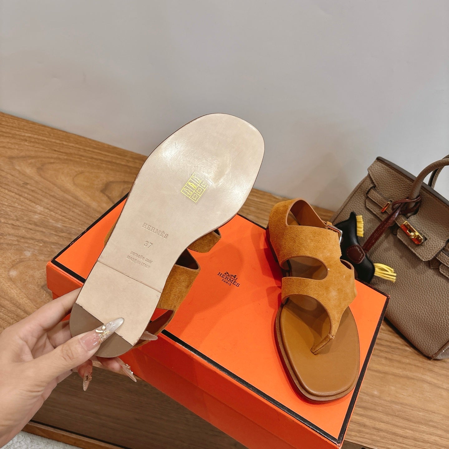 HM 26ss Thong Sandal Brown Suede Calfskin 638407