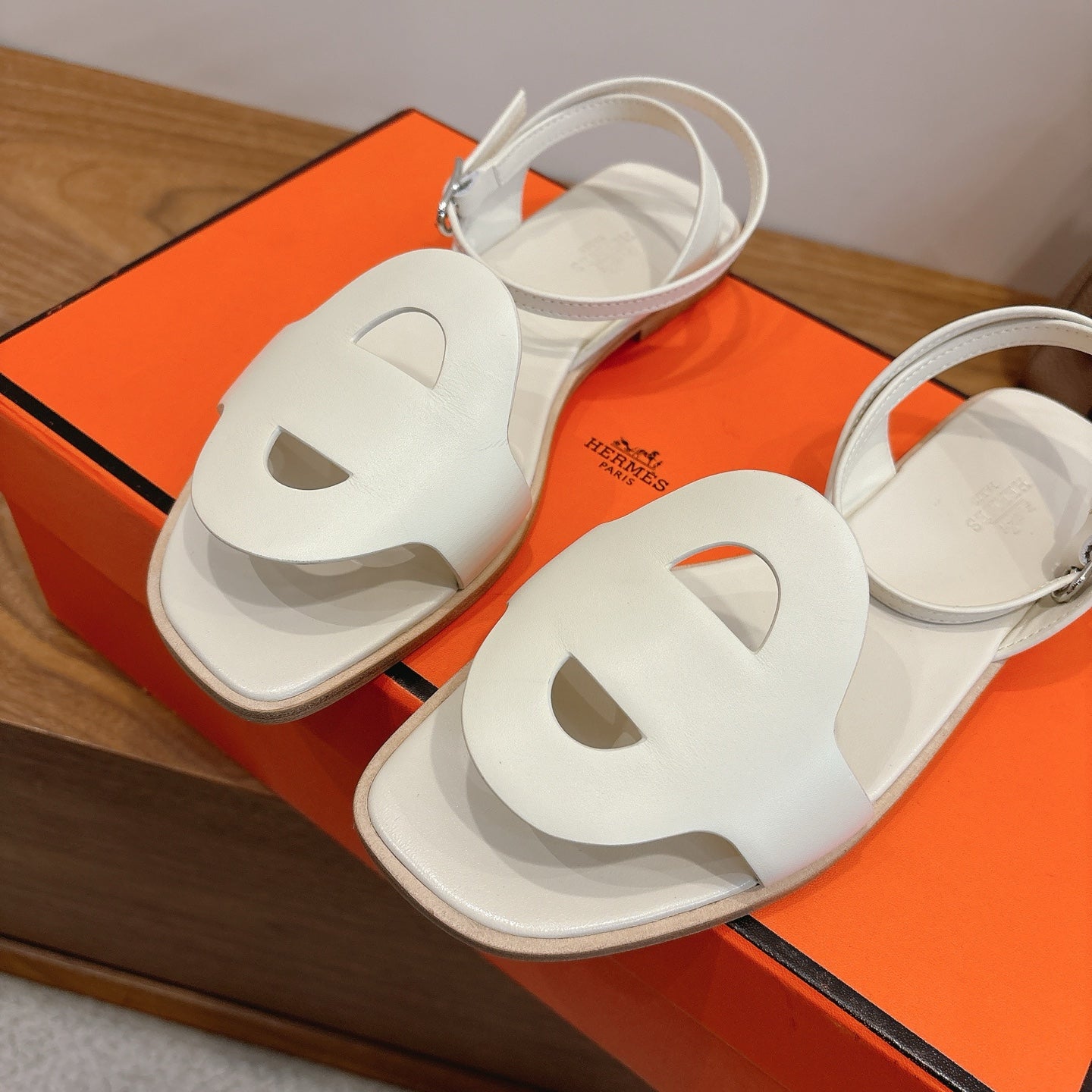 HM 26ss Flat Sandal White Calfskin 638414