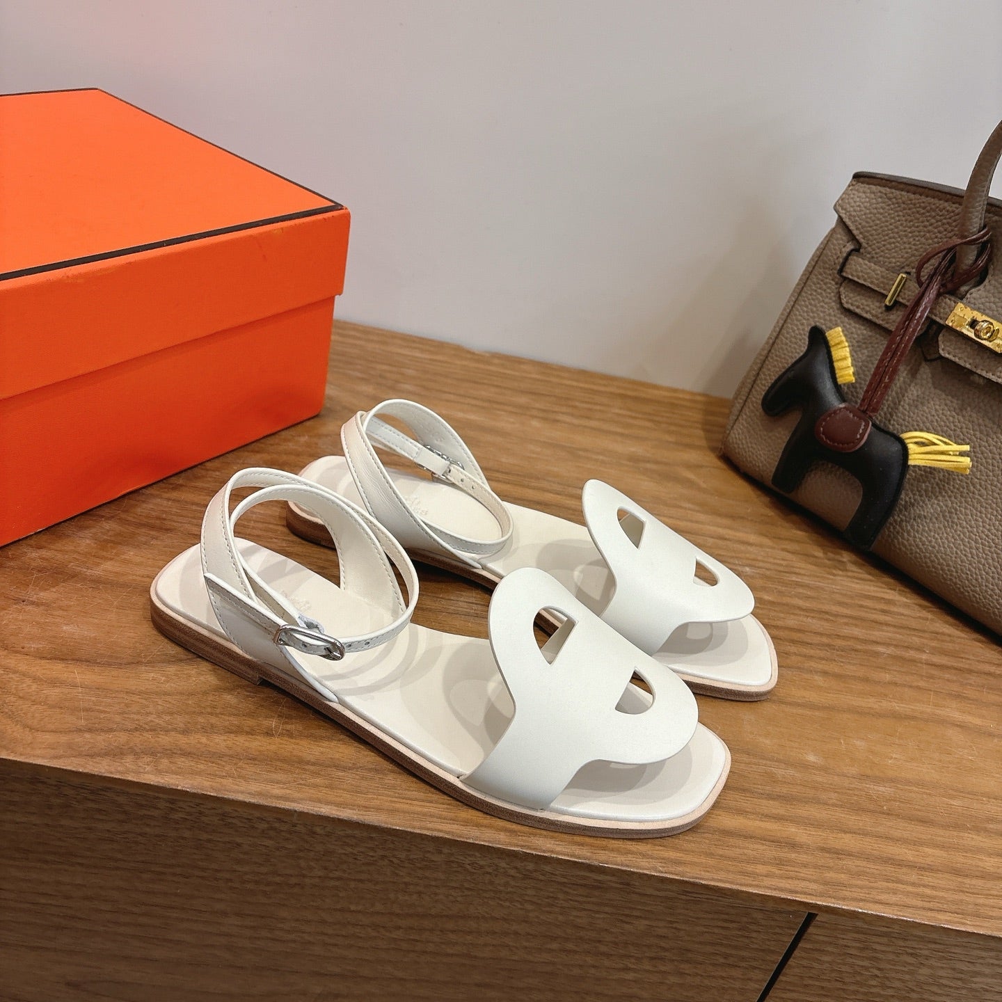 HM 26ss Flat Sandal White Calfskin 638414