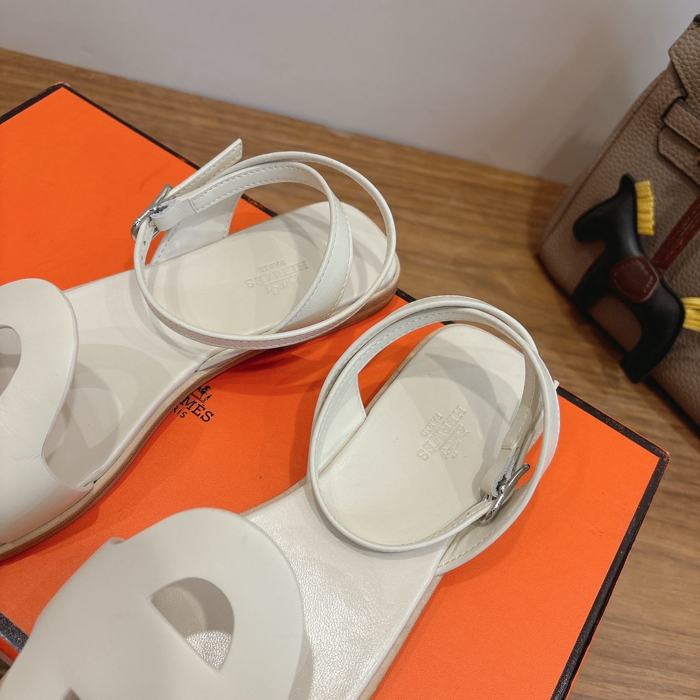 HM 26ss Flat Sandal White Calfskin 638414