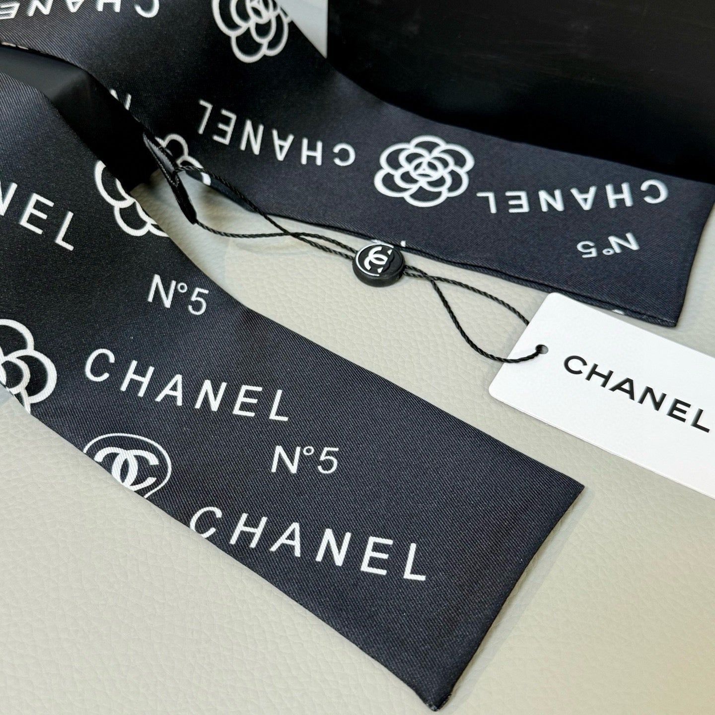 CC  Twilly Mini Star 120cm Black Mulberry Silk 943395