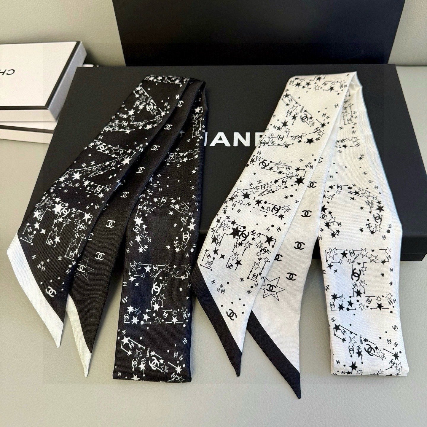 CC  Twilly Mini Star Scarf 120cm White Mulberry Silk 945723