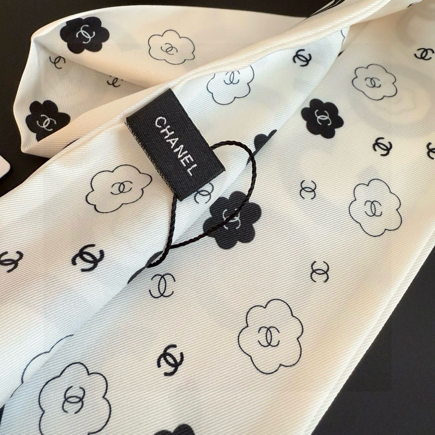 CC  Twilly Mini Scarf 120cm White Mulberry Silk 949095