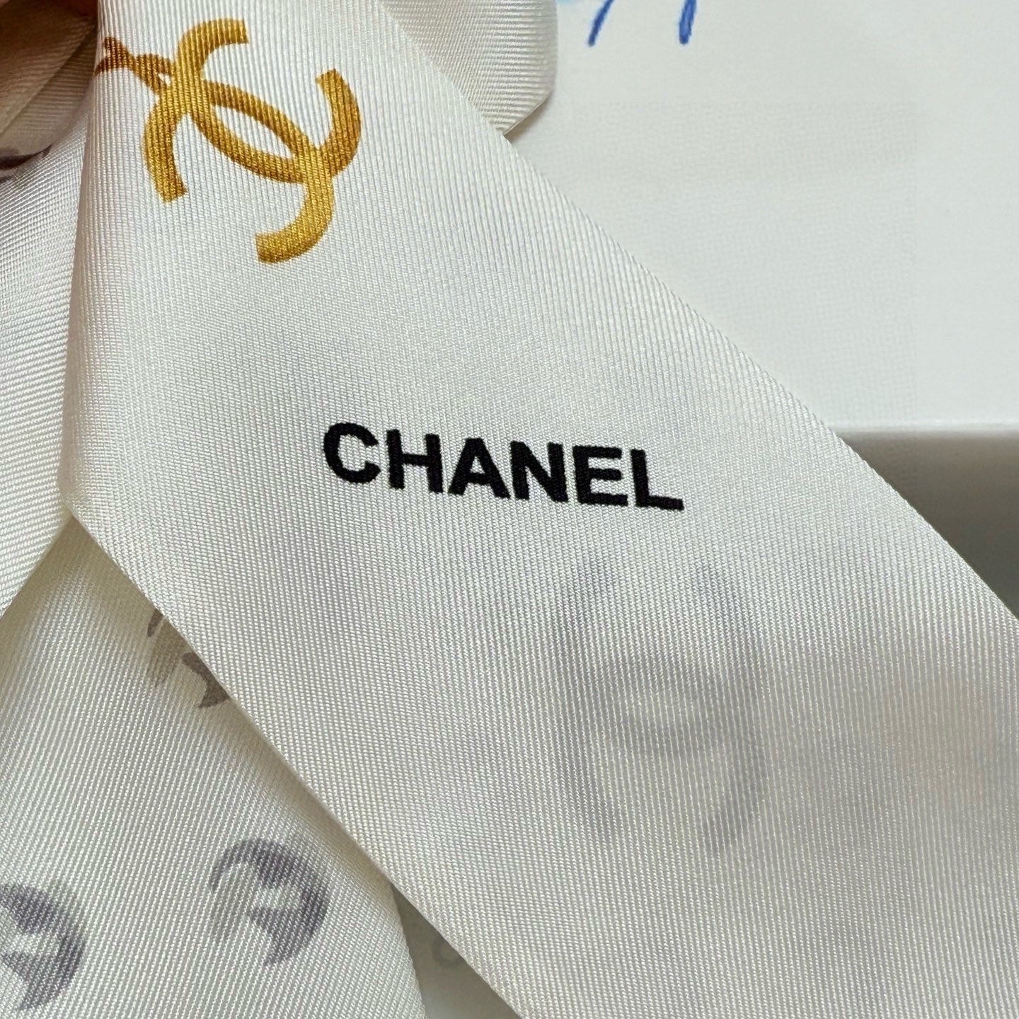 CC  Twilly Mini Scarf 120cm White Mulberry Silk 949112