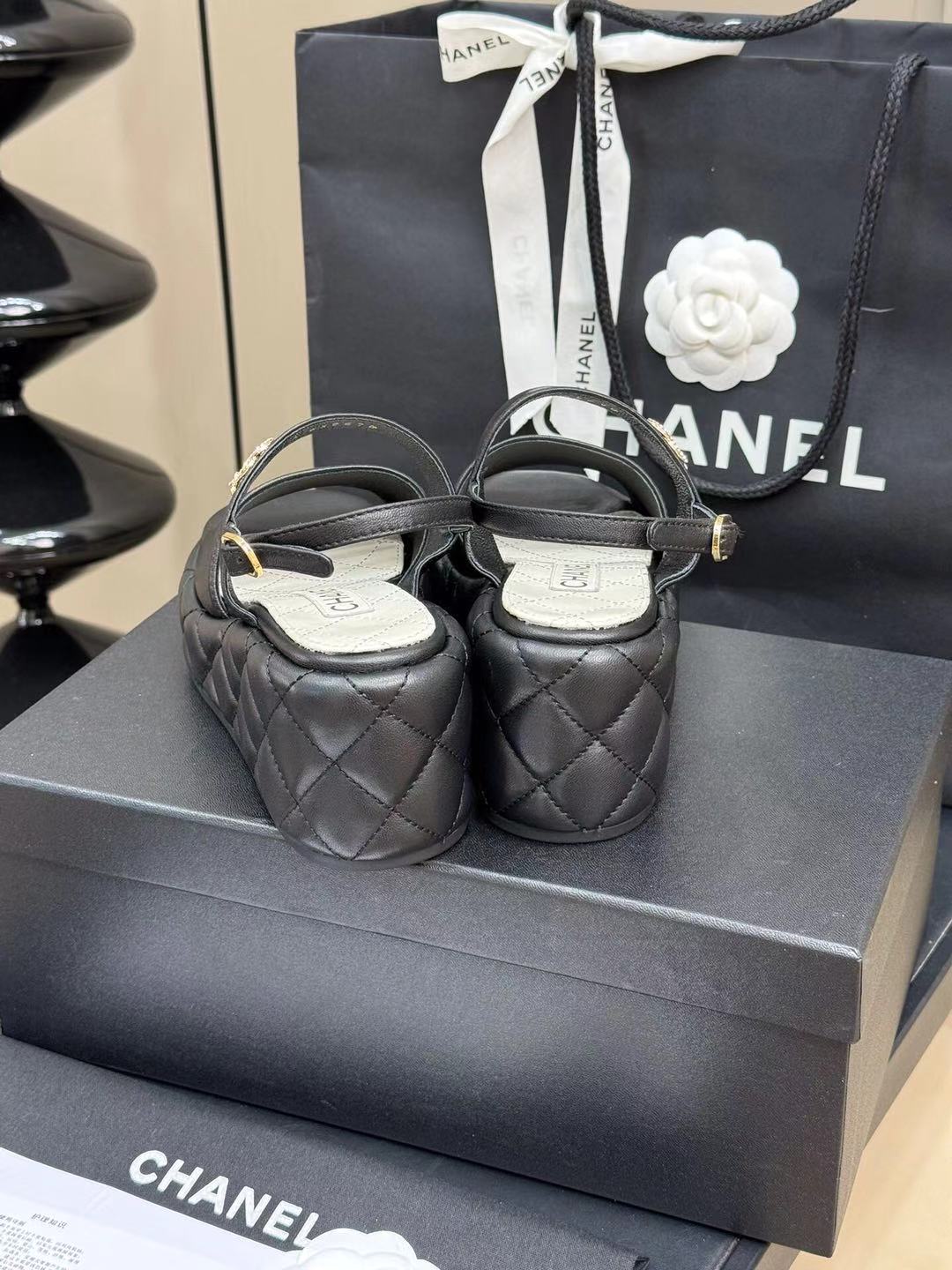 CC HIGH WEDGE SANDALS IN BLACK LAMBSKIN