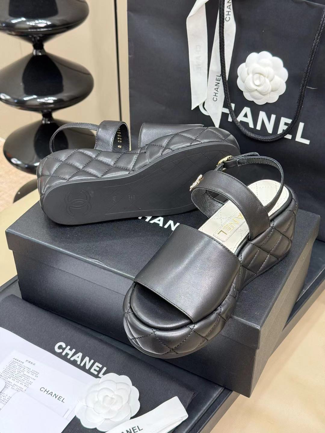CC HIGH WEDGE SANDALS IN BLACK LAMBSKIN