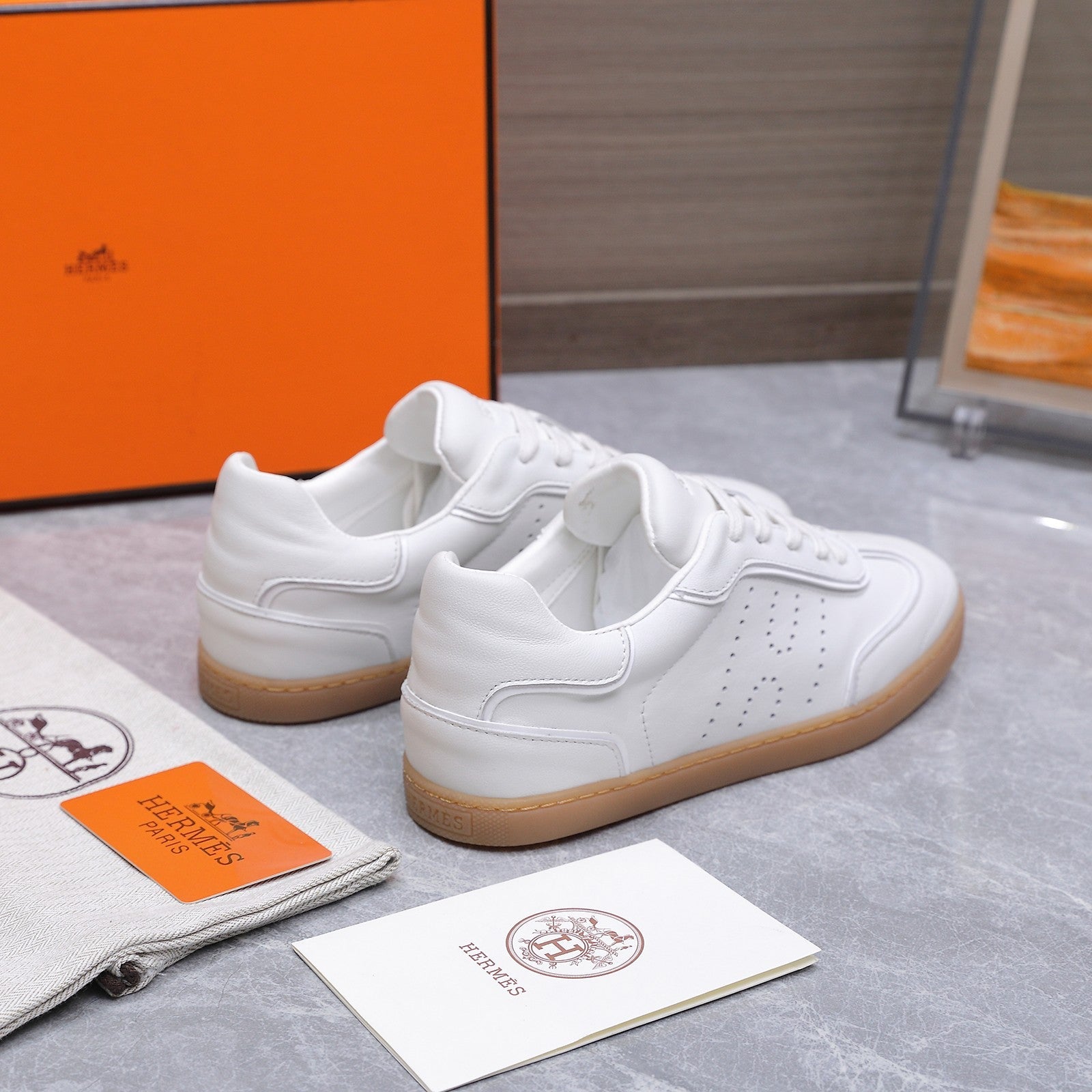 HM 26ss Casual Sneakers White Sheepskin 637714