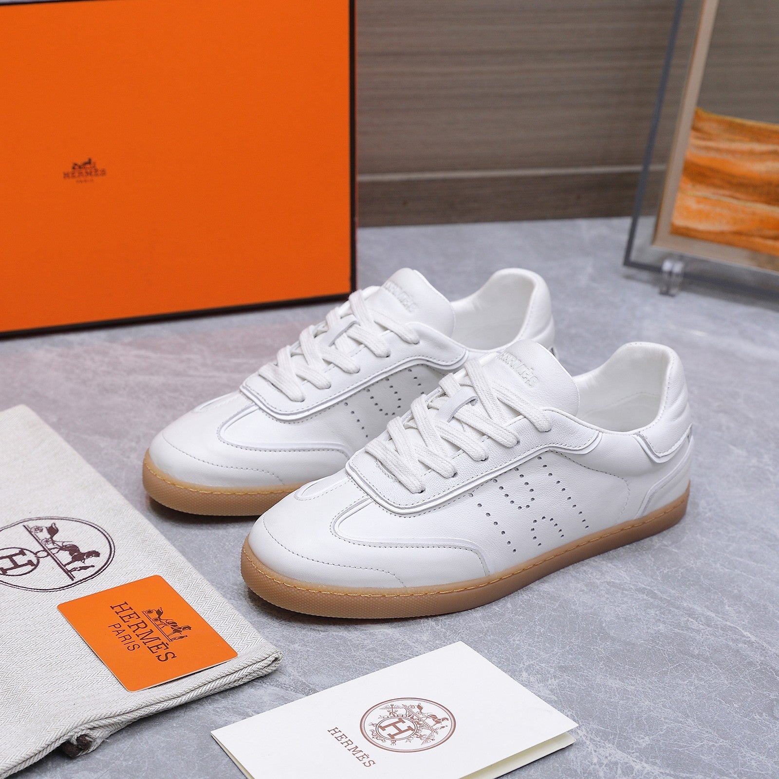 HM 26ss Casual Sneakers White Sheepskin 637714