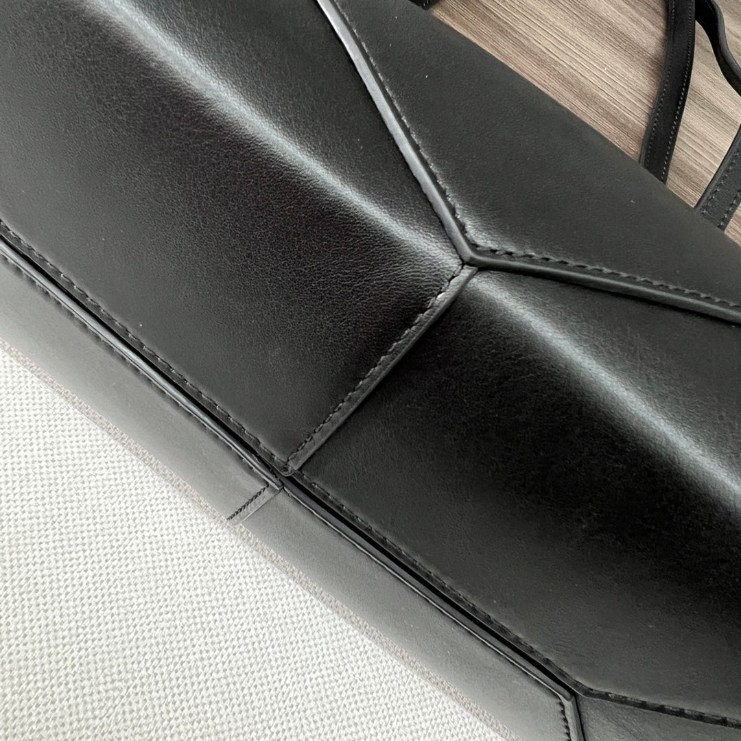 Loewe Cropped Handbag 39 Black Glossy Calfskin 280657