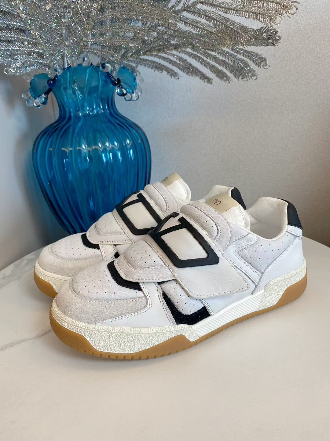 VT 25S Couple Sneakers White Black Calfskin Suede 563099