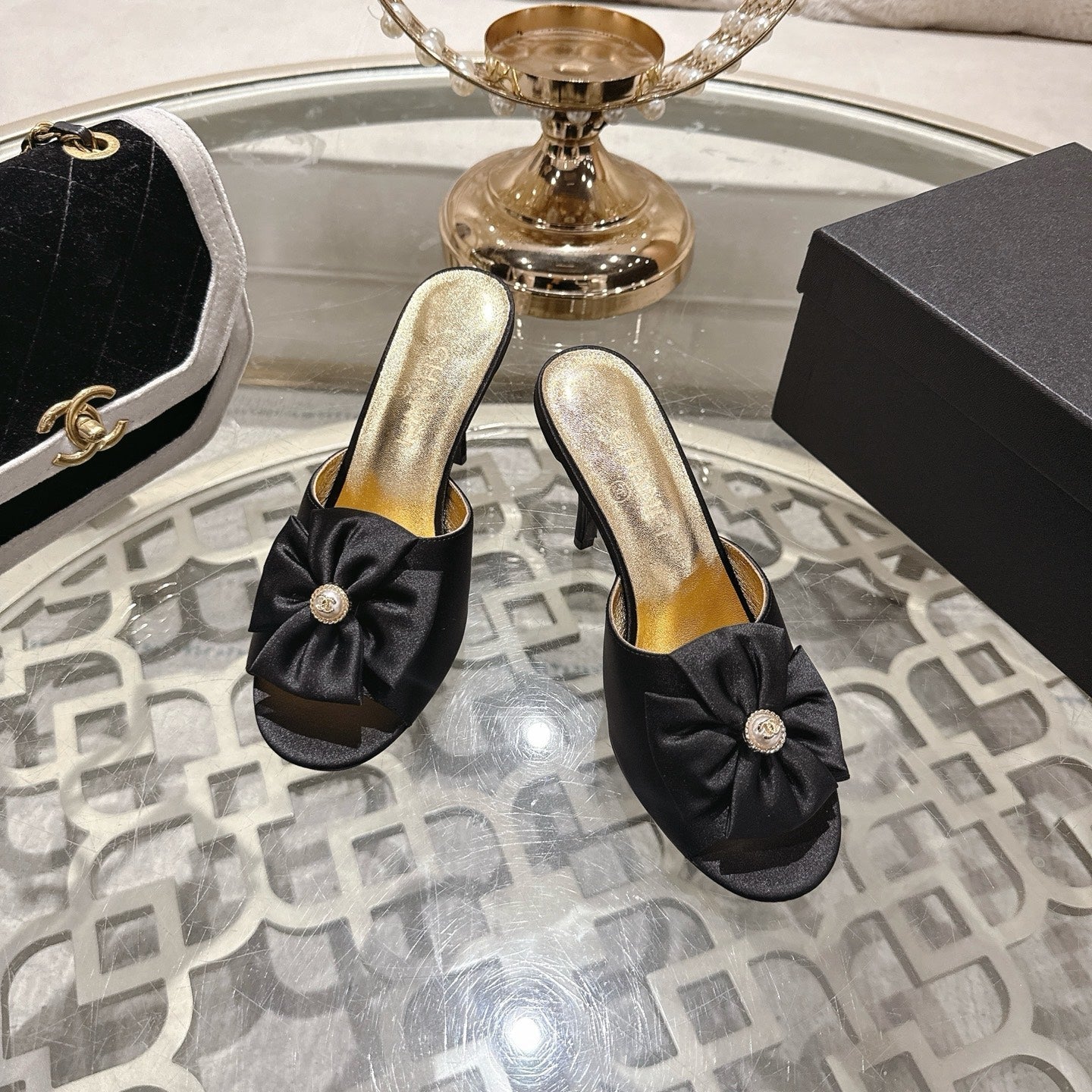 CC 26s Camellia High-Heeled Slippers Black Gold Sheepskin 627025