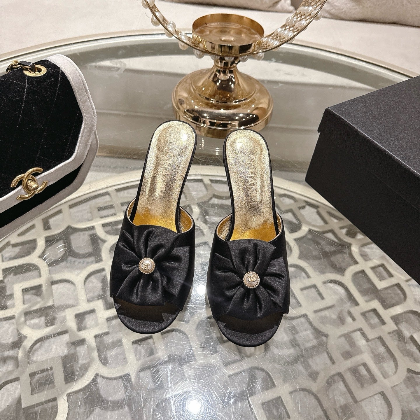 CC 26s Camellia High-Heeled Slippers Black Gold Sheepskin 627025