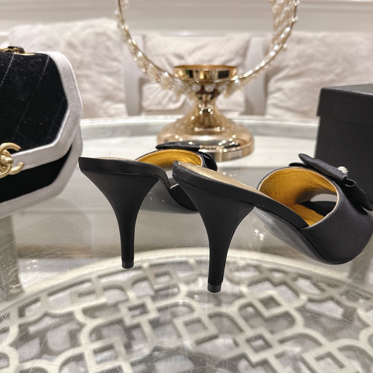 CC 26s Camellia High-Heeled Slippers Black Gold Sheepskin 627025