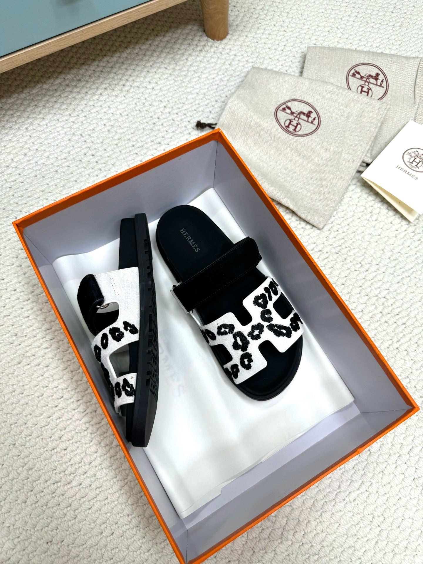 HM 26ss Slippers Black White Suede Leather 618576