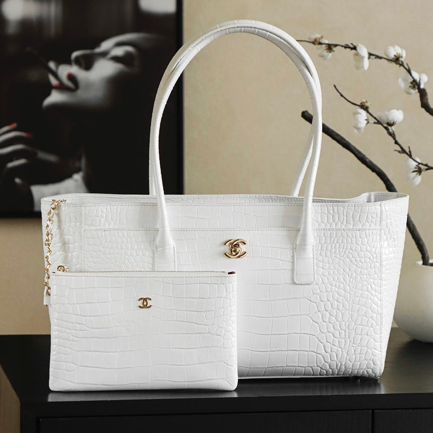Chanel 25 Crocodile-embossed 40cm Bag White Cowhide 322960