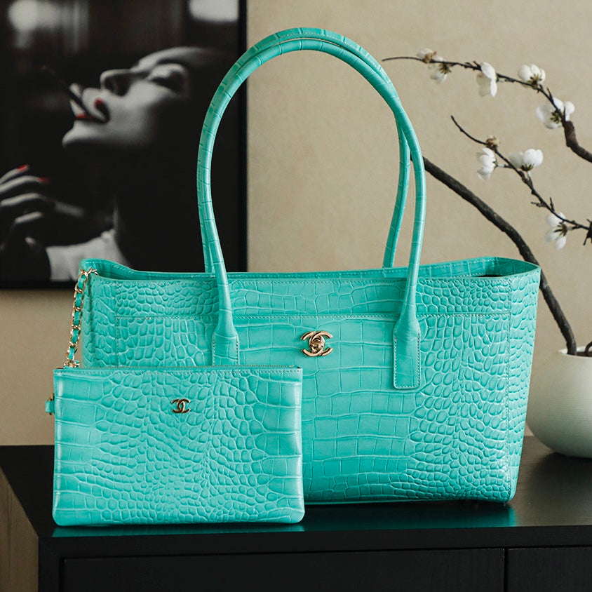 Chanel 25 Crocodile-embossed 40cm Bag Turquoise Cowhide 322961