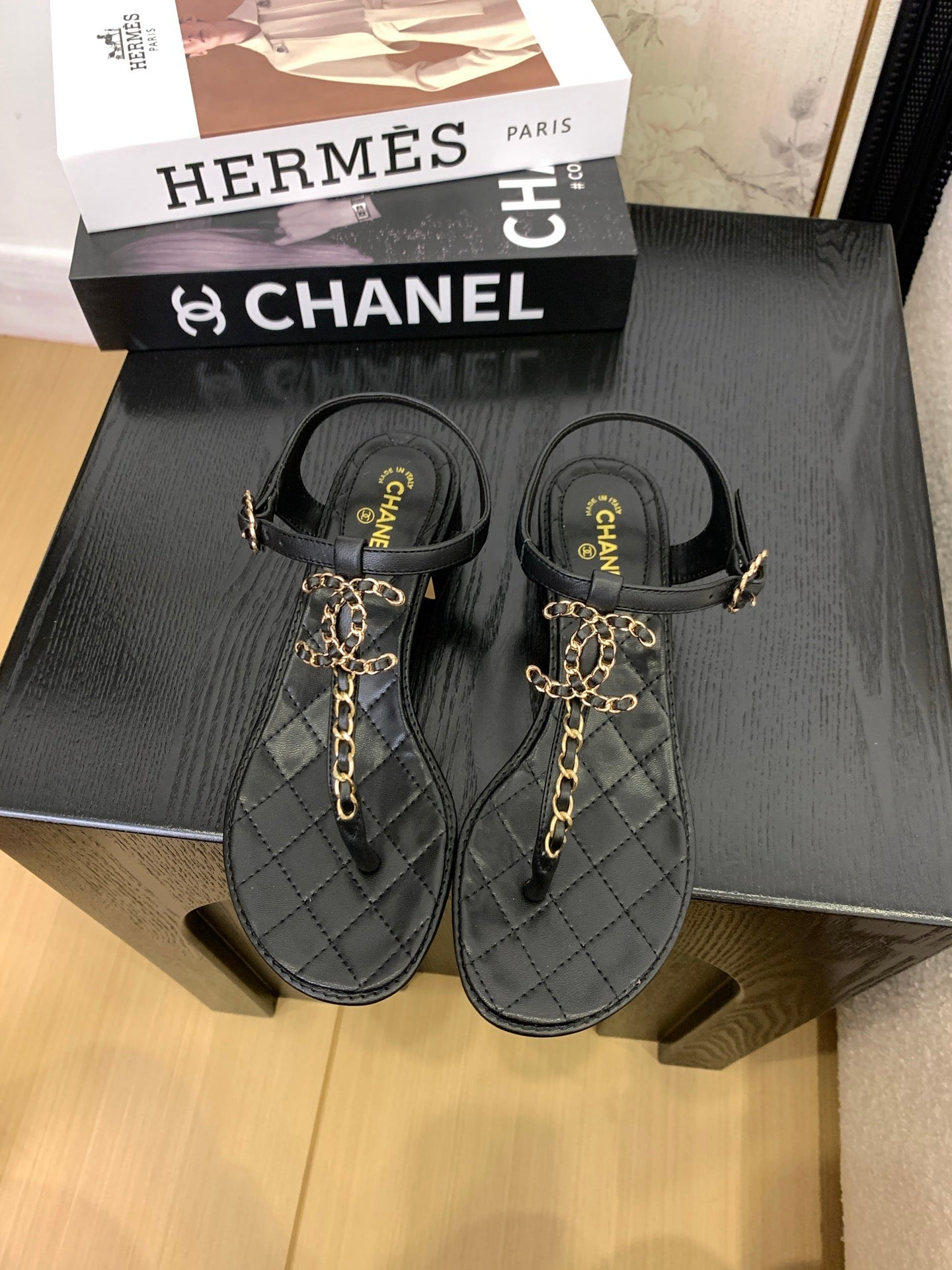CC 25 Thong Sandal Double C Leather