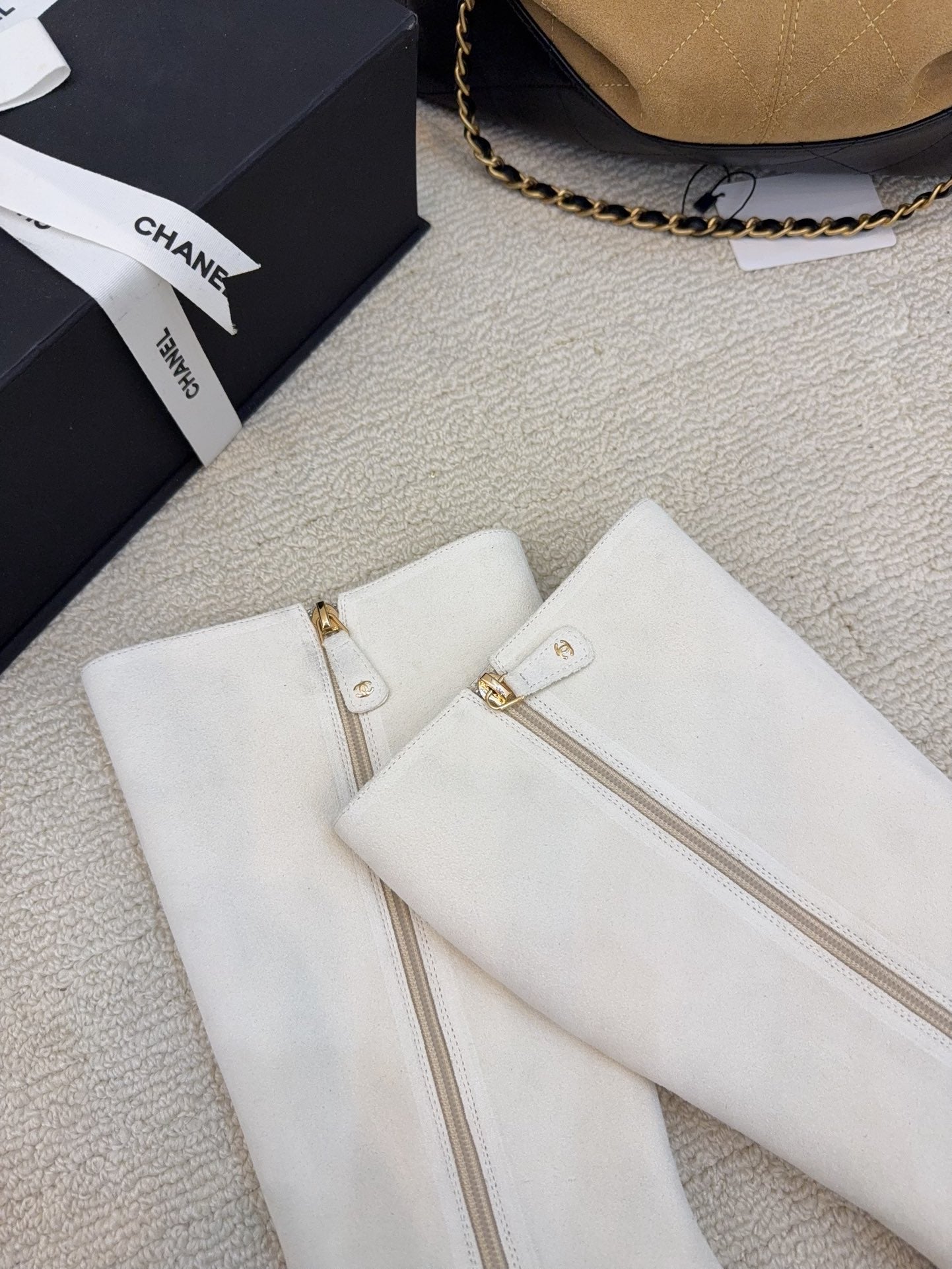 CC 26 Wedge Boot White Black Suede 588894