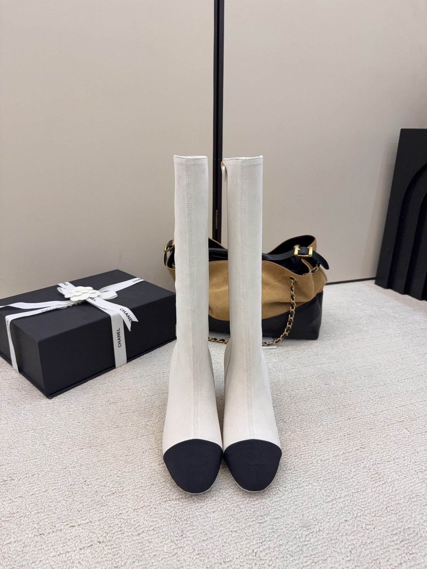 CC 26 Wedge Boot White Black Suede 588894