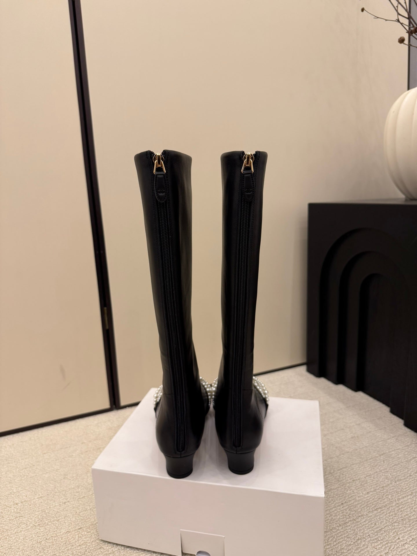 CC 26 Pearl Boot Black Leather 588830