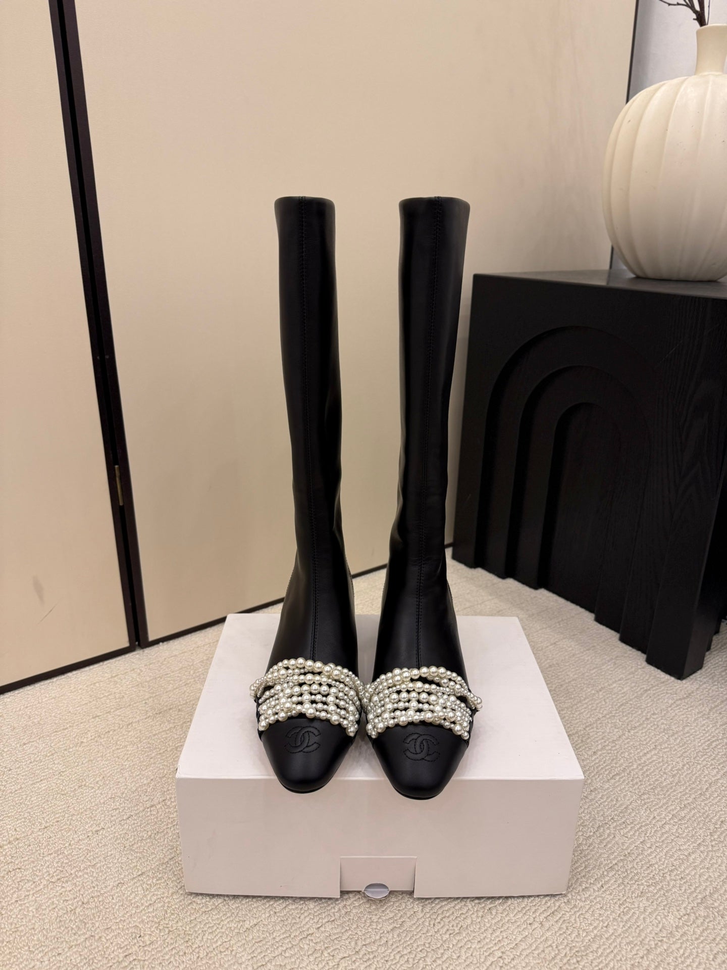 CC 26 Pearl Boot Black Leather 588830