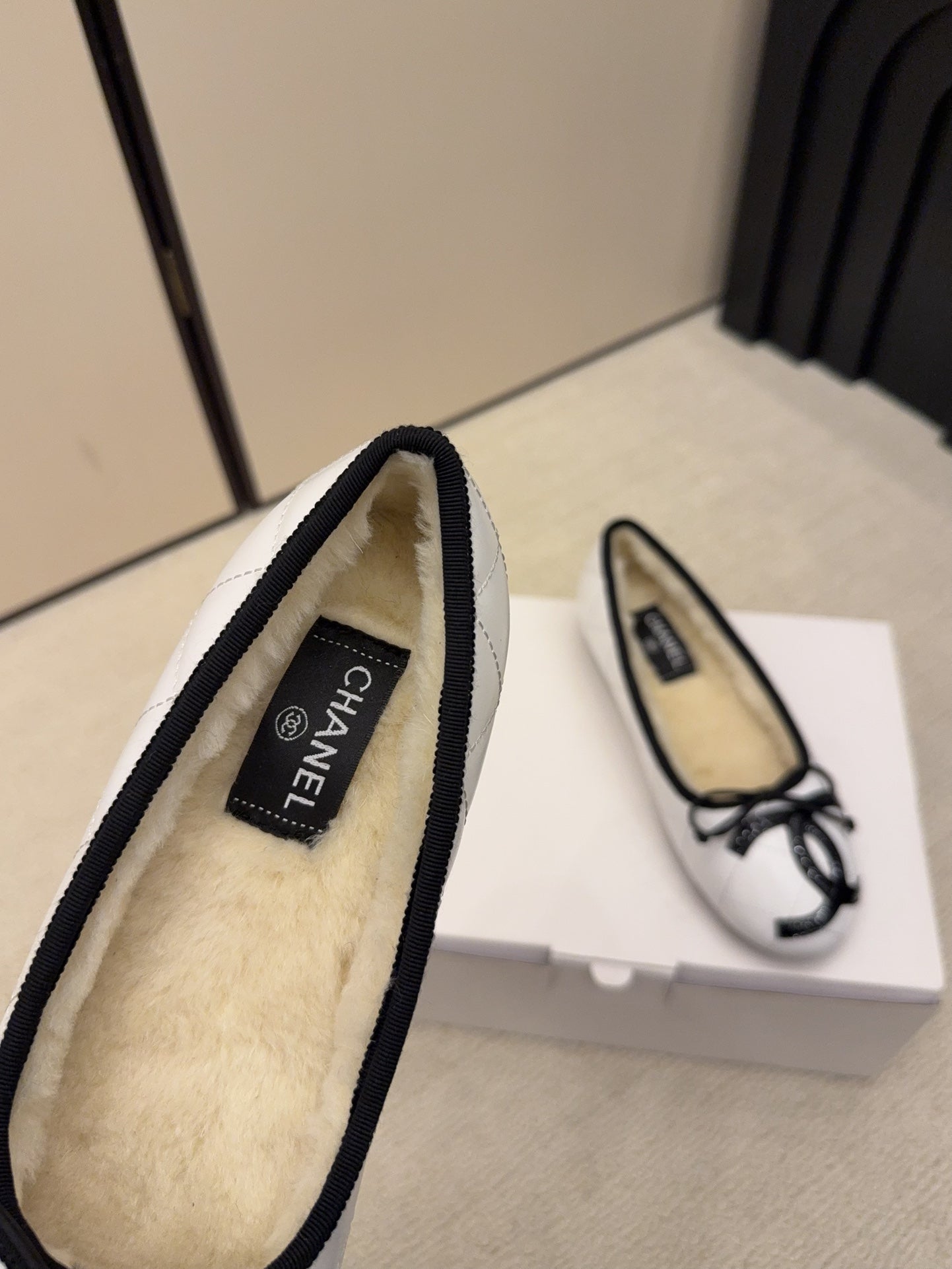 CC 26 Shearling Ballet Flat White Beige Cowhide Wool 588919