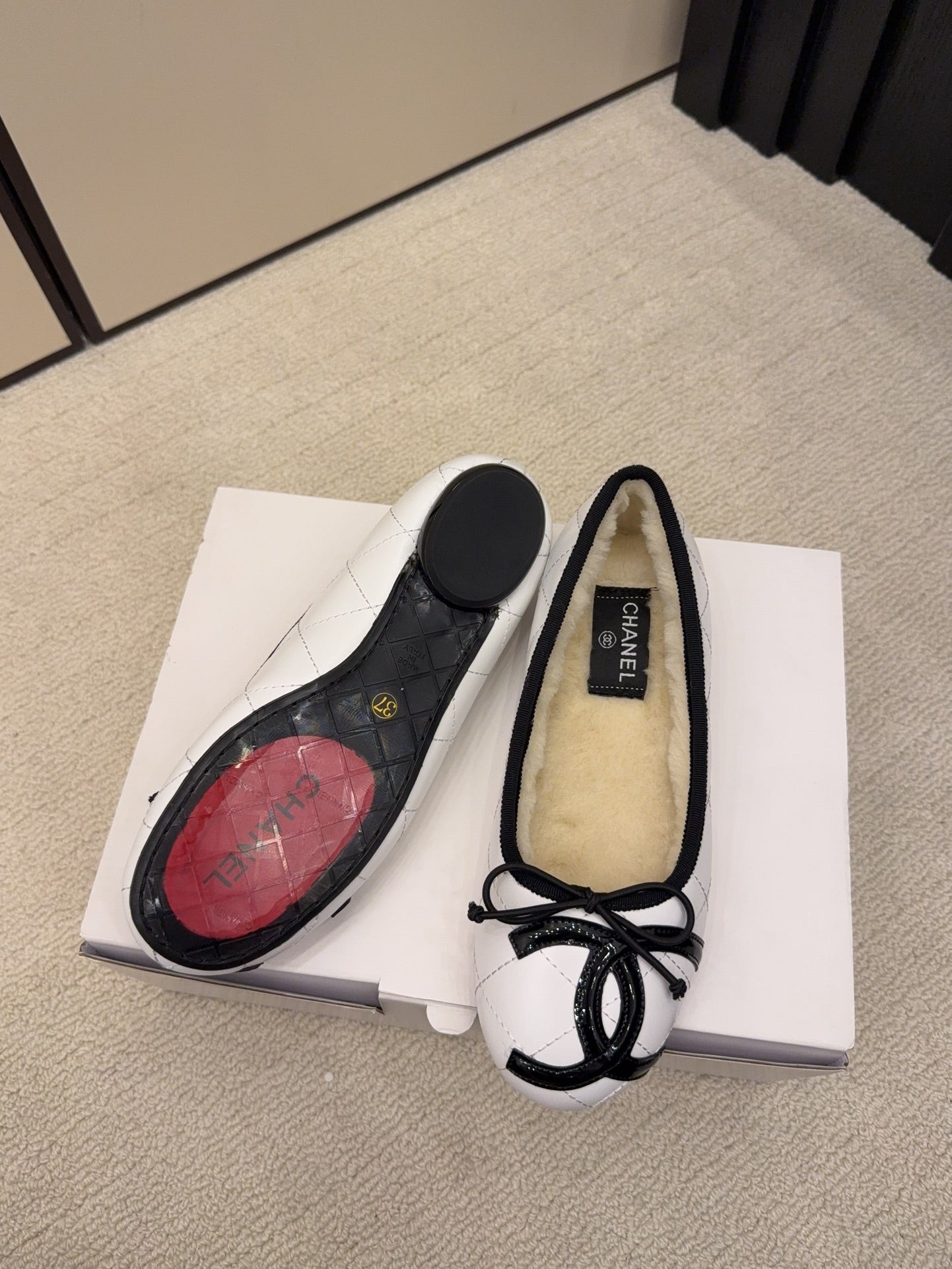 CC 26 Shearling Ballet Flat White Beige Cowhide Wool 588919