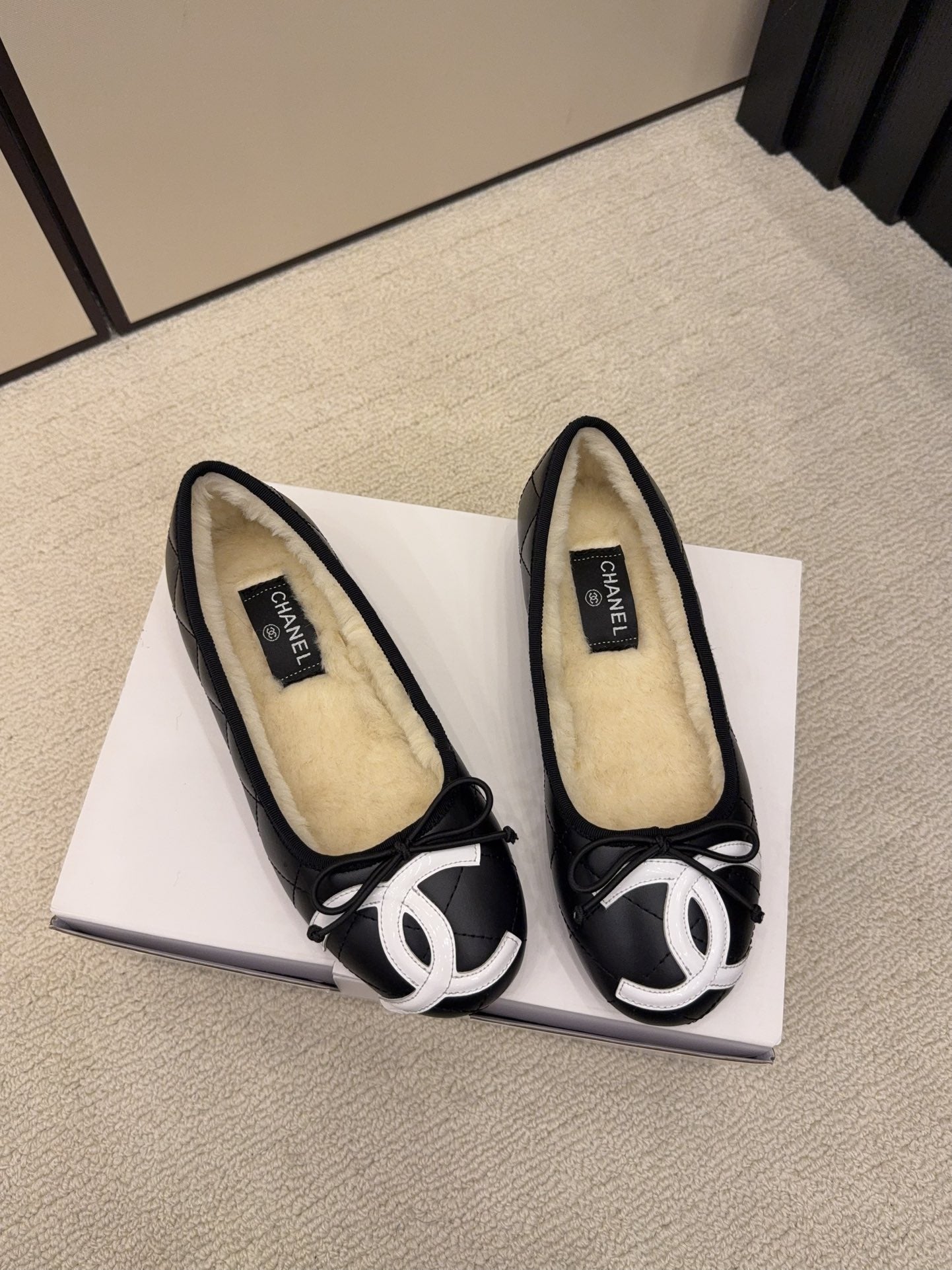 CC 26 Shearling Ballet Flat Black Beige White Cowhide Wool 588920