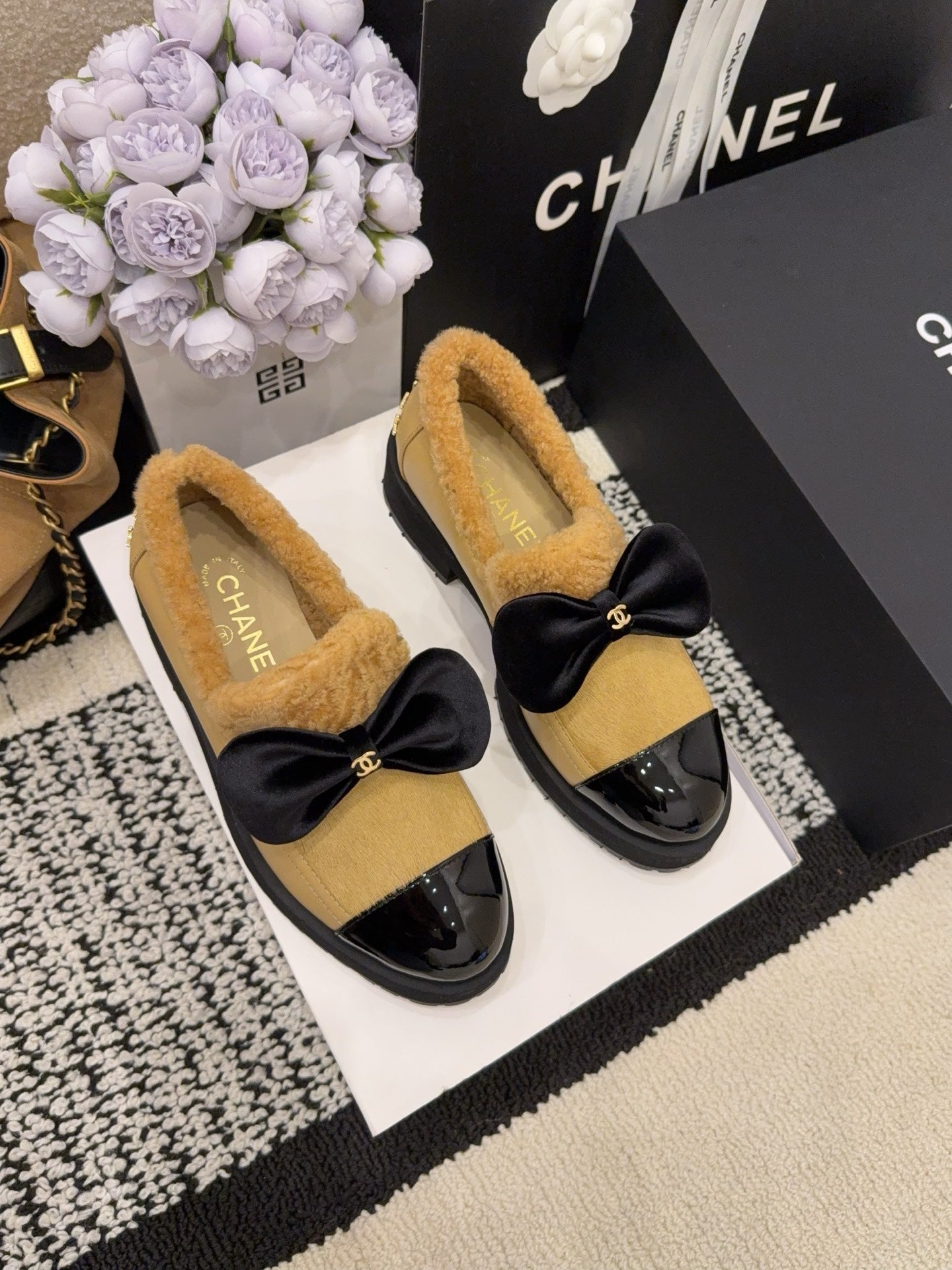 CC 26 Fur-lined Loafer With Bow Black Beige Wool Leather 588824