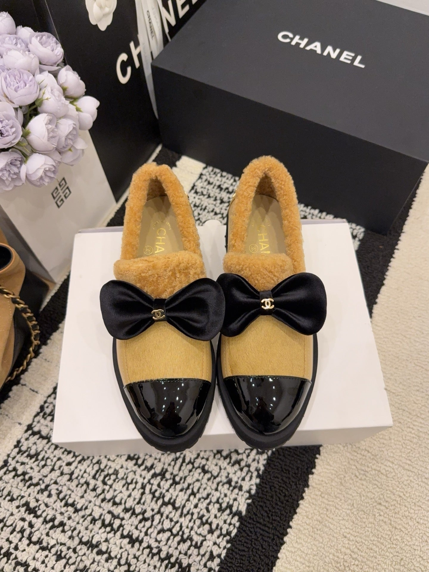 CC 26 Fur-lined Loafer With Bow Black Beige Wool Leather 588824